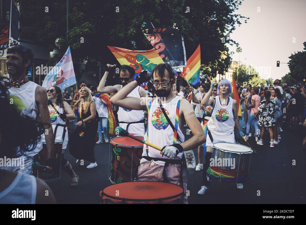 LGBTQI Caravan il giorno dell'orgoglio gay a Siviglia il 26 giugno 2022 a Siviglia, Spagna. (Foto di David Carbajo/NurPhoto) Foto Stock
