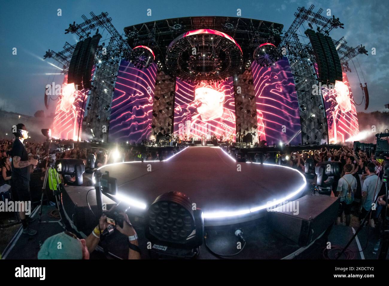 Vasco Rossi e la sua band suonano sul palco durante il concerto musicale del cantante italiano Vasco Live il 26 giugno 2022 allo Stadio del Conero di Ancona (Foto di Roberto Bartomeoli/LiveMedia/NurPhoto) Foto Stock