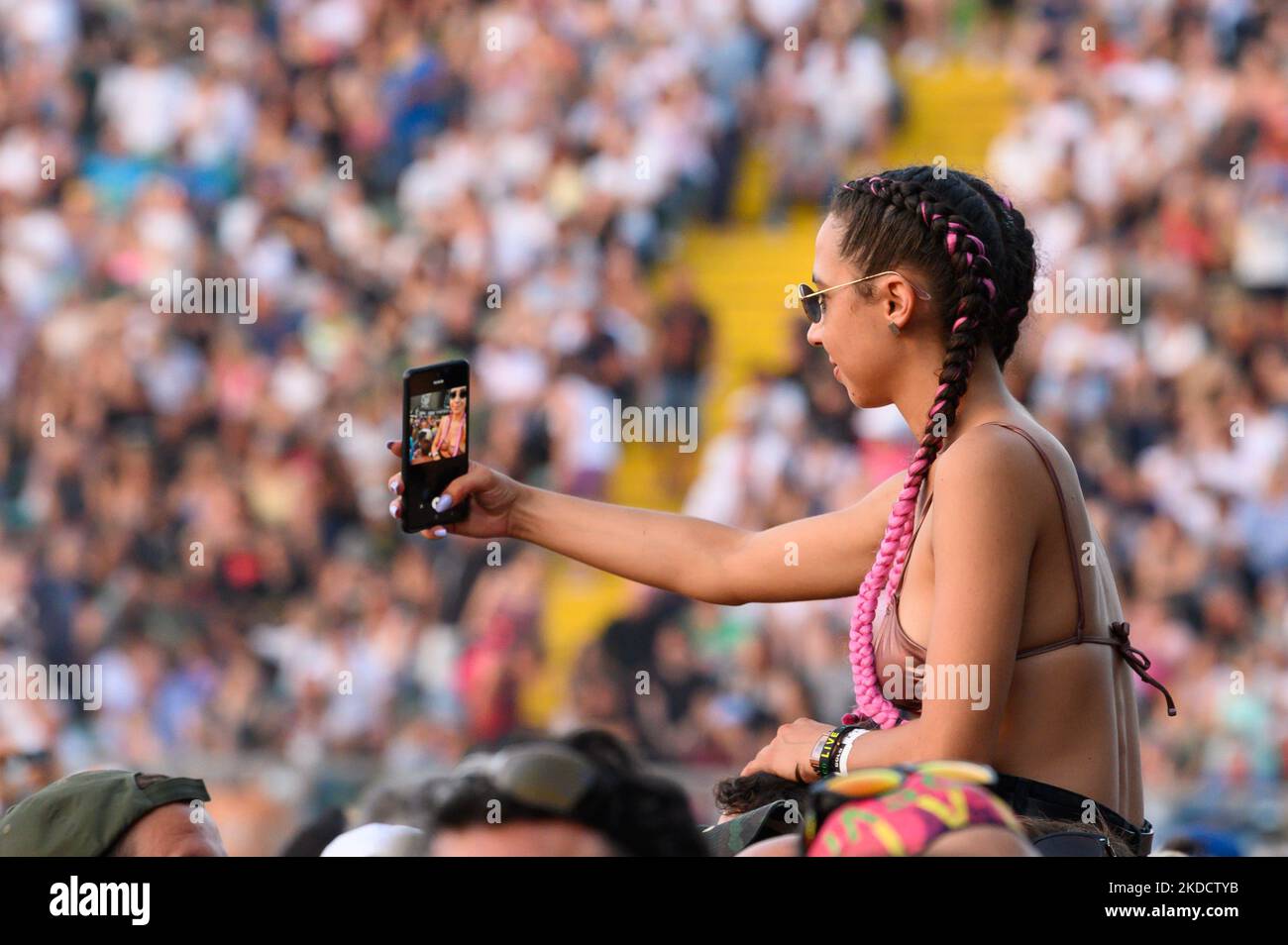 I fan di Vasco Rossi durante il concerto musicale della cantante italiana Vasco Live il 26 giugno 2022 allo Stadio del Conero di Ancona (Foto di Roberto Bartomeoli/LiveMedia/NurPhoto) Foto Stock