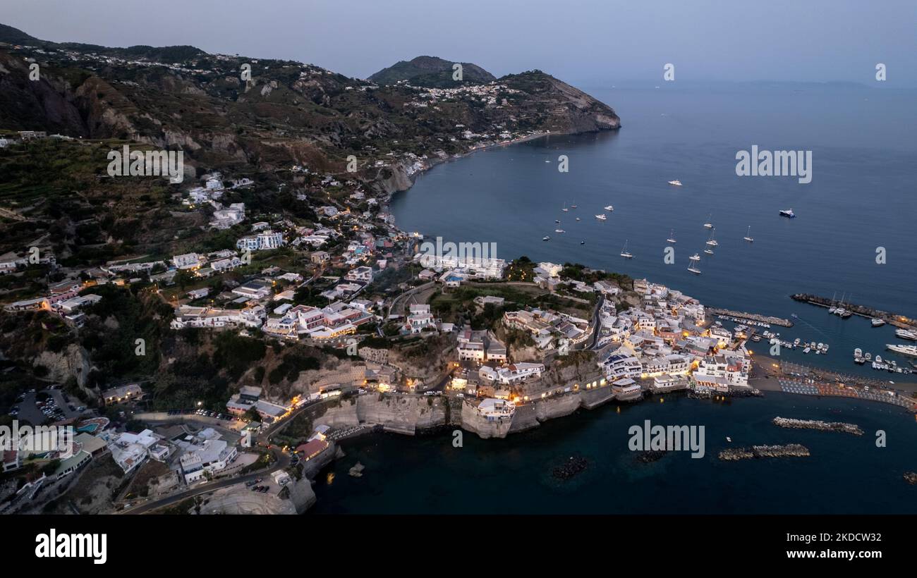 Una vista da drone di Sant'Angelo, Ischia, Italia, il 26 giugno 2022. Ischia  è un'isola vulcanica nel Golfo di Napoli. È conosciuta per le sue acque  termali ricche di minerali. ( (Foto