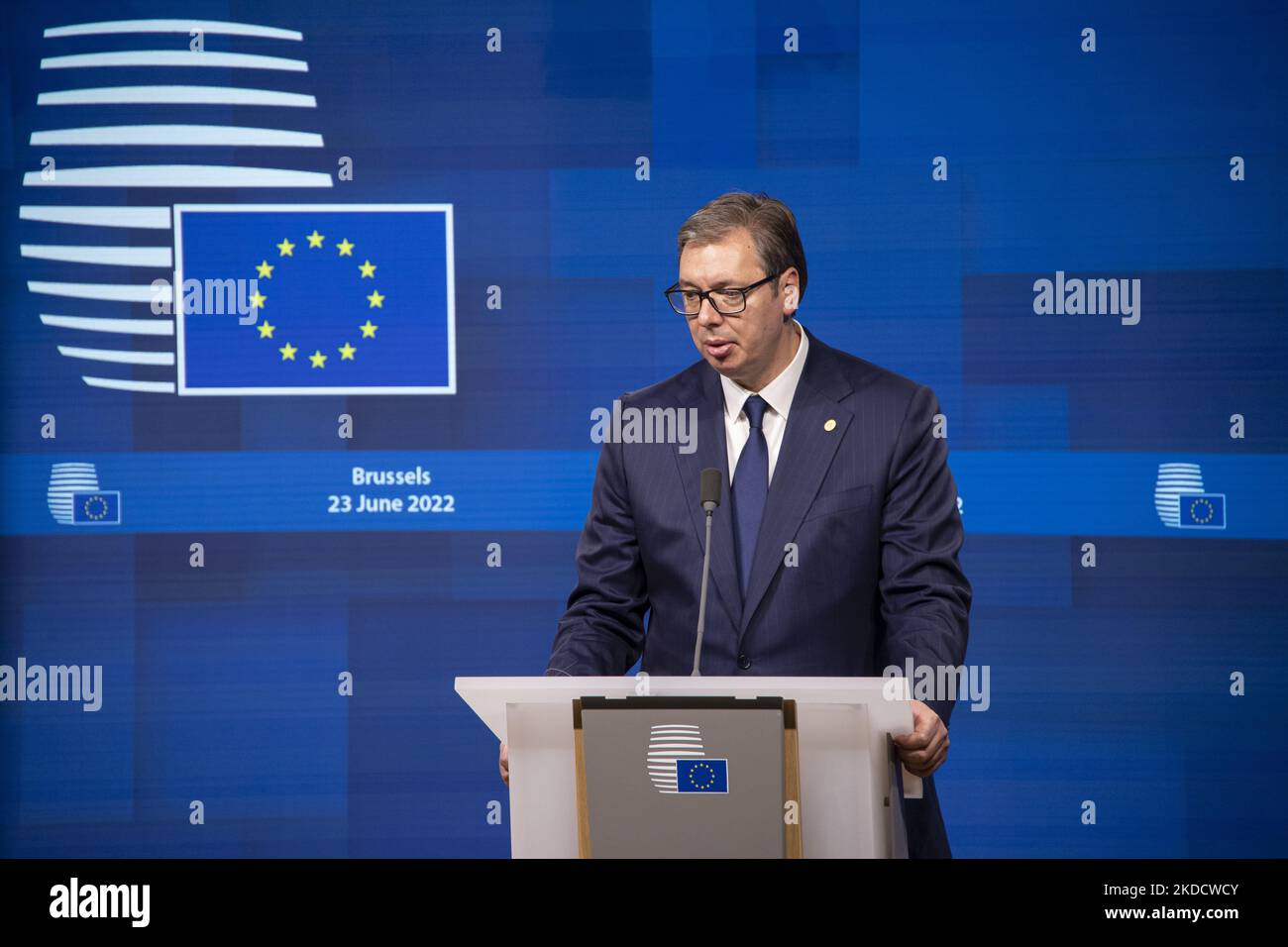 Il Presidente della Repubblica di Serbia Aleksandar Vucic ha parlato con i media e i giornalisti in una conferenza stampa dopo il vertice UE-Balcani occidentali con il tema principale: L'allargamento dell'Unione europea ai Balcani occidentali. I negoziati di ampliamento dell'UE sono falliti per i sei paesi balcanici di Albania, Bosnia, Kosovo, Montenegro, Macedonia settentrionale e Serbia, ma Ucraina e Moldavia sono state entrambe accettate con lo status di paesi candidati all'adesione all'UE. Riunione UE - leader dei Balcani occidentali il 23 giugno 2022, in vista del vertice del Consiglio europeo di Bruxelles (Belgio). (Foto di Nicolas Economou/Nur Foto Stock