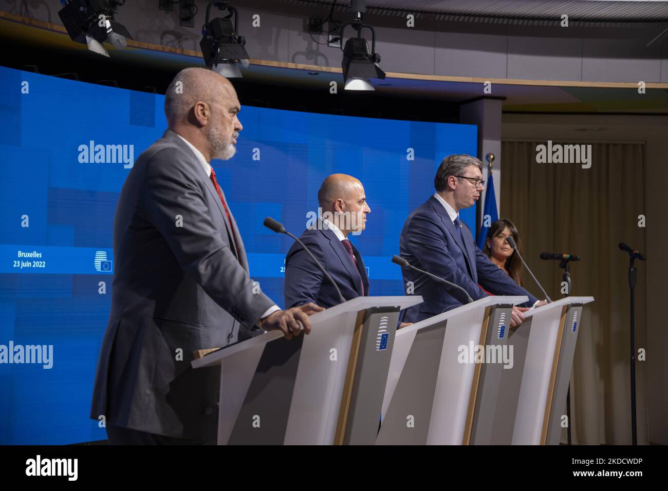 Primo ministro dell'Albania Edi Rama (L), Il primo ministro della Macedonia settentrionale Dimitar Kovachevski (C) e il presidente serbo Aleksandr Vucic (R) hanno parlato con i media e i giornalisti in una conferenza stampa dopo il vertice UE-Balcani occidentali con il tema principale dell'allargamento dell'Unione europea ai Balcani occidentali. I negoziati di ampliamento dell'UE sono falliti per i sei paesi balcanici di Albania, Bosnia, Kosovo, Montenegro, Macedonia settentrionale e Serbia, ma Ucraina e Moldavia sono state entrambe accettate con lo status di paesi candidati all'adesione all'UE. Riunione UE - leader dei Balcani occidentali il 23 giugno 2022, ahea Foto Stock