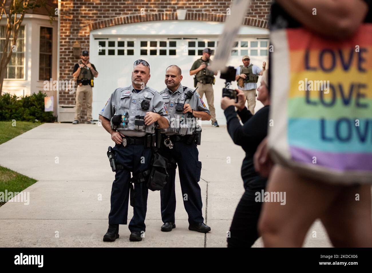 Due ufficiali della polizia della contea di Fairfax osservano i manifestanti pro-choice che passano davanti alla Corte Suprema di giustizia, la casa di Samuel Alito ad Alessandria, Virginia. La gente ha iniziato a protestare al di fuori delle case della giustizia dopo la fuga del progetto di opinione che avrebbe rovesolato Roe contro Wade e ha continuato a dimostrare al di fuori di tutte le 6 case dei giudici conservatori. (Foto di Allison Bailey/NurPhoto) Foto Stock