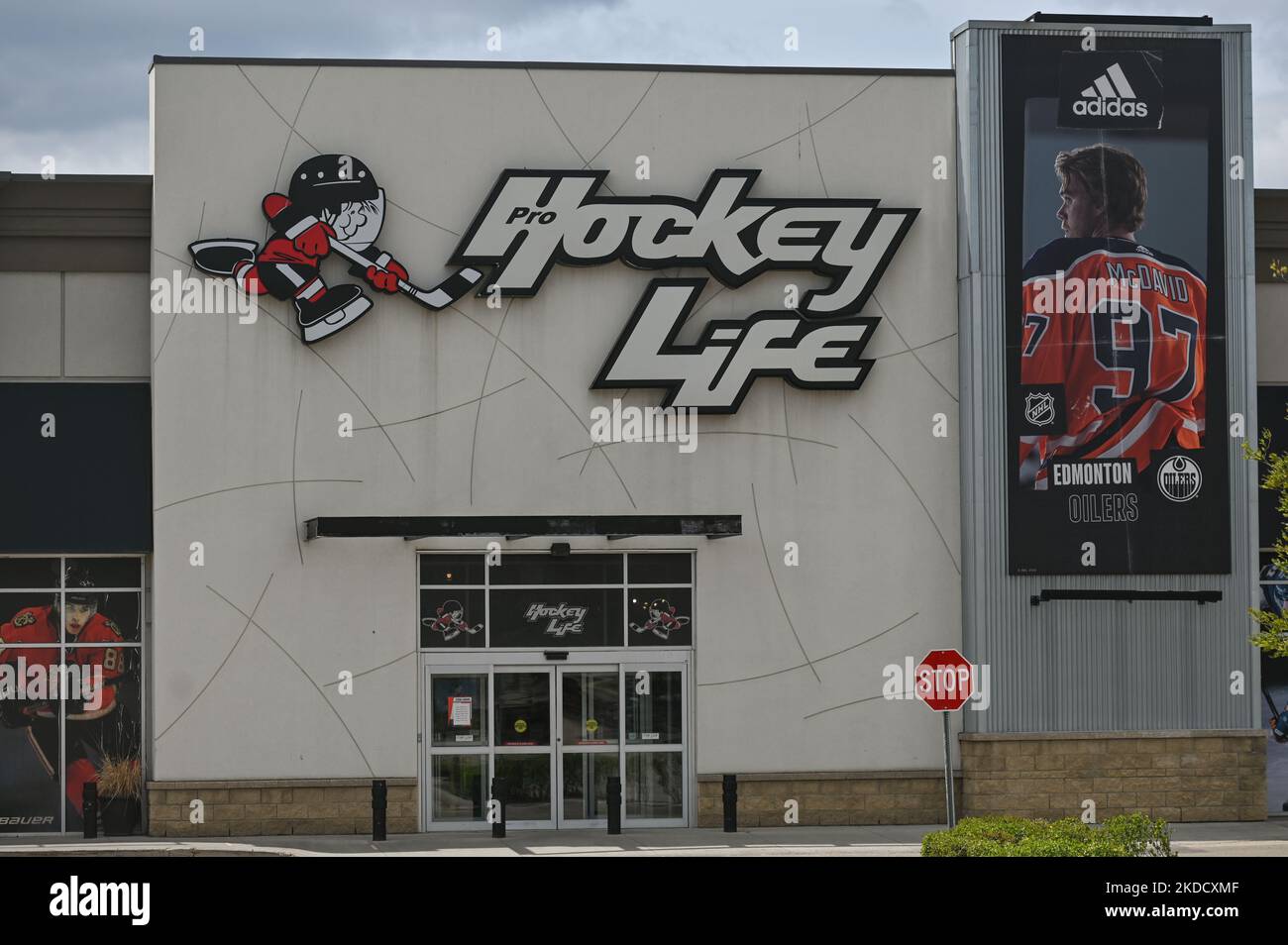 Una vista generale di un negozio PRO HOCKEY VITA e logo, visto in South Edmonton Common. Venerdì 20 maggio 2022 a Edmonton, Alberta, Canada. (Foto di Artur Widak/NurPhoto) Foto Stock