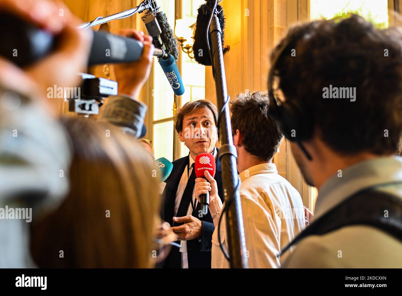 Jérôme Guedj, deputato socialista, parla con i giornalisti. Figure politiche all'Assemblea Nazionale di diversi gruppi politici, il giorno della prima sessione pubblica. (Foto di Adrien Fillon/NurPhoto) Foto Stock