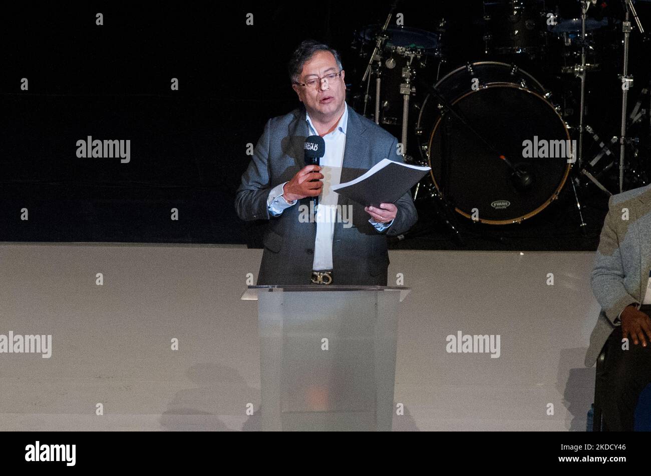 Il presidente eletto della Colombia Gustavo Petro ha presentato la relazione finale della Commissione per la verità durante la presentazione della relazione finale della commissione, a Bogotà, in Colombia, il 28 giugno 2022. (Foto di Sebastian Barros/NurPhoto) Foto Stock