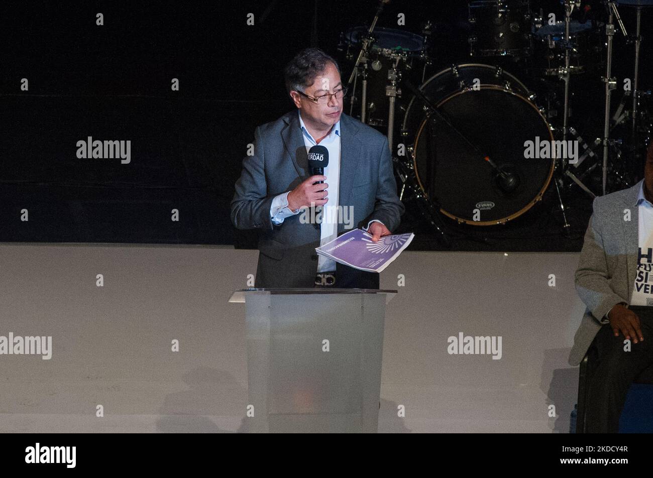 Il presidente eletto della Colombia Gustavo Petro ha presentato la relazione finale della Commissione per la verità durante la presentazione della relazione finale della commissione, a Bogotà, in Colombia, il 28 giugno 2022. (Foto di Sebastian Barros/NurPhoto) Foto Stock