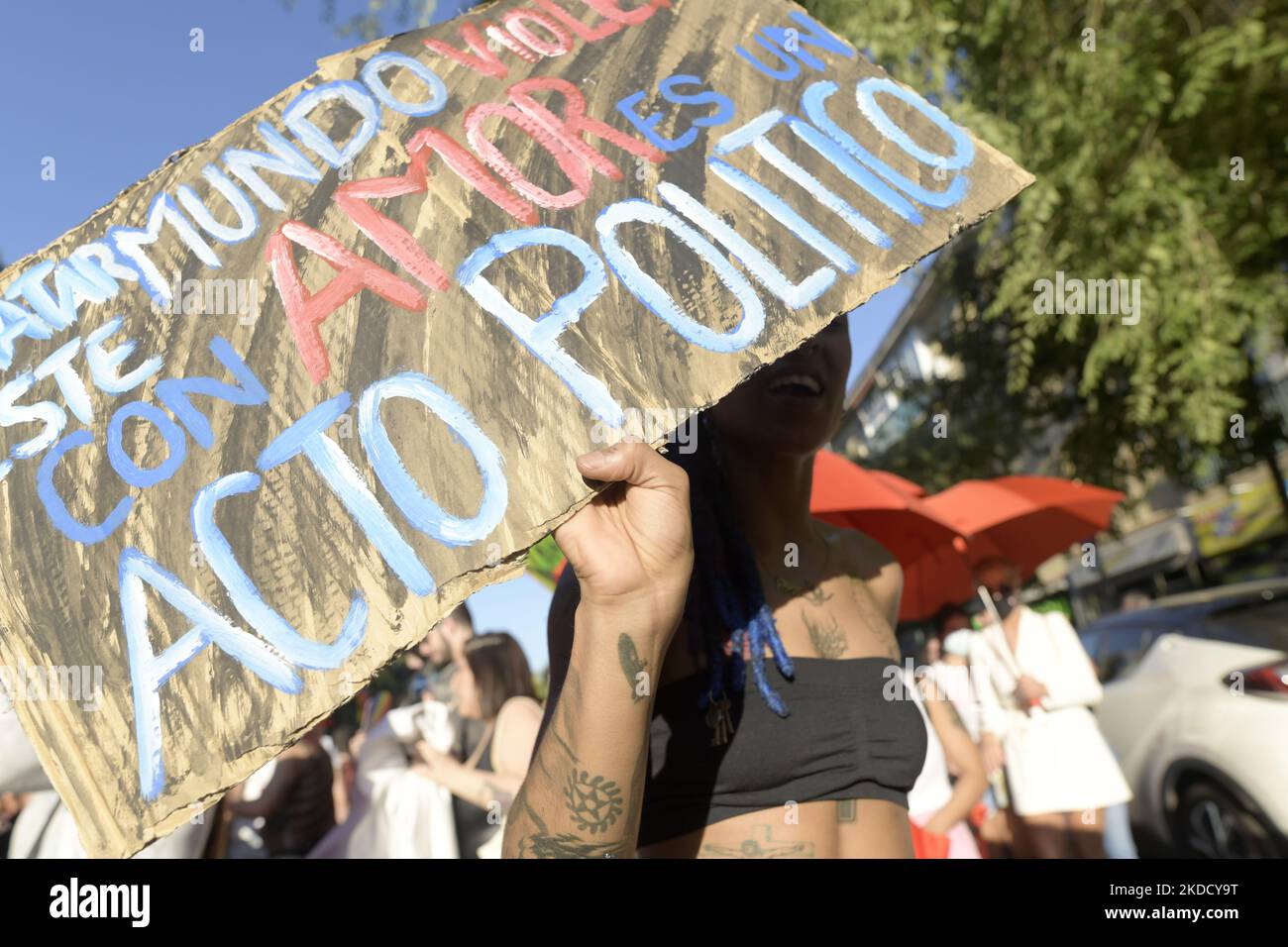 Manifestazione per Critical Pride per la vendetta e la protesta a favore dei diritti del collettivo LGTBIQ+ a Madrid il 28 giugno 2022. Critica orgoglio, con messaggio anti-razzista: ''il discorso dell'odio da parte delle istituzioni legittimano il razzismo strutturale''. ''senza documenti non c'è orgoglio'', dice il banner dell'appello di quest'anno. (Foto di Juan Carlos Lucas/NurPhoto) Foto Stock