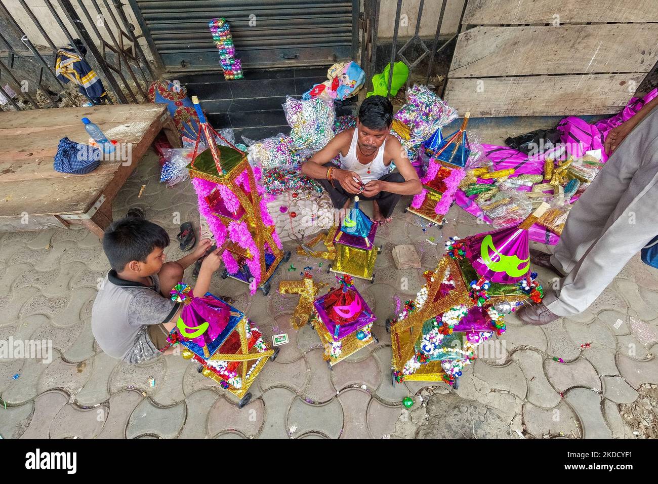 Si vede un piccolo bambino che decora un carro di legno in vista della celebrazione di Rathyatra a Kolkata , in India , il 29 giugno 2022 . Rathyatra è una celebrazione annuale di indù per commemorare la visita del Signore Jaganath al tempio di Gundicha vicino Puri , Odisha . (Foto di Debarchan Chatterjee/NurPhoto) Foto Stock