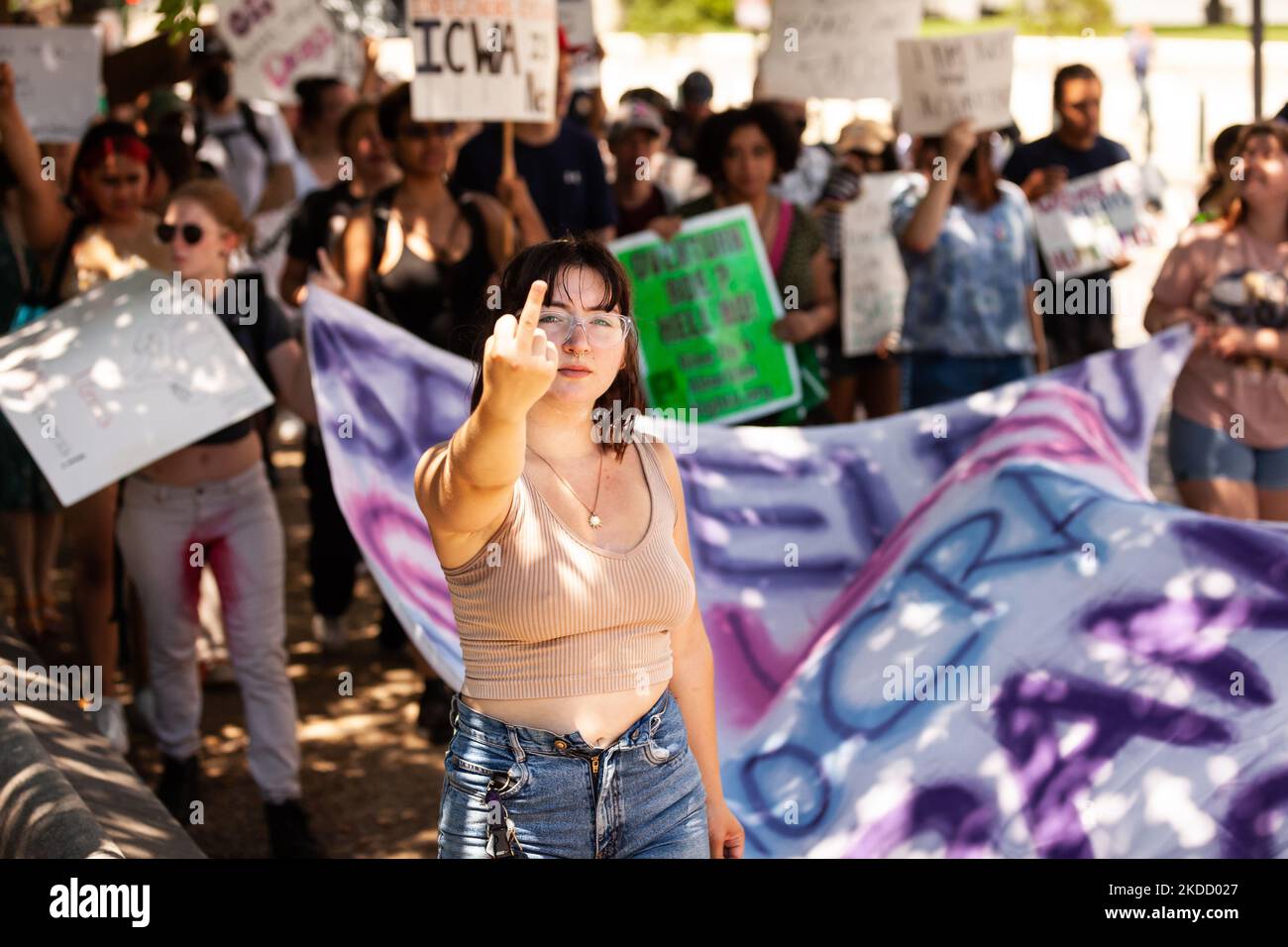 Summer Brouwer, un attivista pro-choice della zona DC, ha un messaggio per i giudici della Corte Suprema durante una manifestazione al di fuori degli uffici del Senato a Capitol Hill. I manifestanti hanno chiesto ai democratici di intervenire per ripristinare i diritti riproduttivi. Le proteste sono scoppiate in tutti gli Stati Uniti subito dopo che la Corte Suprema ha emesso il suo parere su Dobbs contro JWHO, . inversione del diritto federale all'aborto deciso in Roe contro Wade. Senza un’azione del Congresso, ogni Stato può stabilire le proprie leggi, e 26 ha o si prevede che proibisca completamente l’aborto. (Foto di Allison Bailey/NurPhoto) Foto Stock