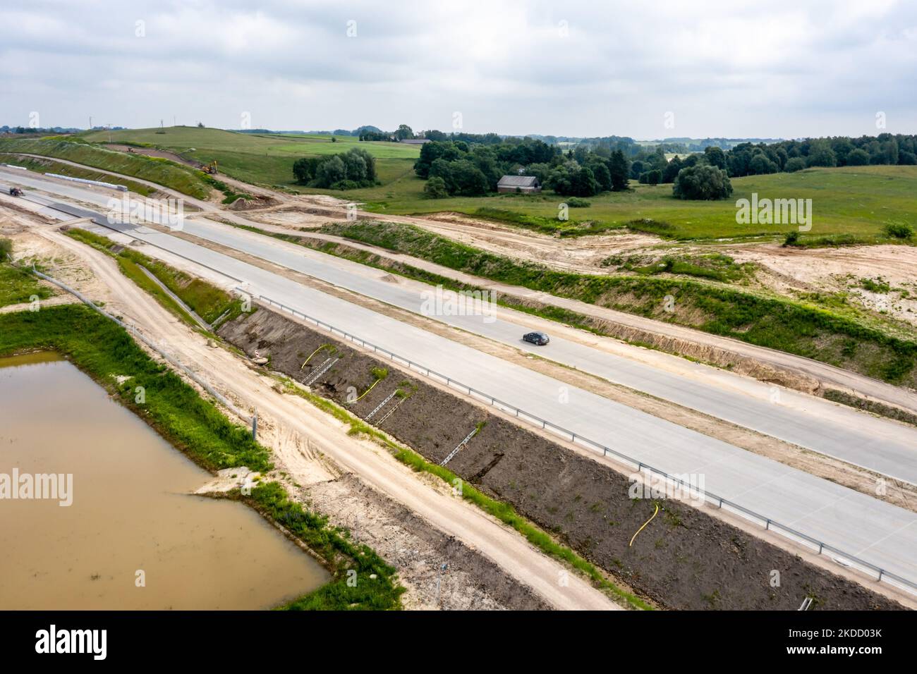 Un cantiere di strada S76 (via Baltica) in Suwalki Gap che conduce alla Lituania è visto il 29 giugno 2022 due chilometri dal confine polacco-lituano sulla strada E67. Il confine polacco con la Lituania si trova tra l'oblast di Kaliningrad (parte della Russia) e la Bielorussia e si estende per 100 chilometri. L'area si chiama Suwalki Gap ed è l'unico collegamento tra gli Stati baltici e il resto della NATO e dell'Unione europea. Dopo che la Lituania si è rifiutata di trasportare merci sanzionate per ferrovia dalla terraferma russa a Kaliningrad, Vladimir Putin, presidente russo, ha minacciato la Lituania di avere gravi conseguenze Foto Stock