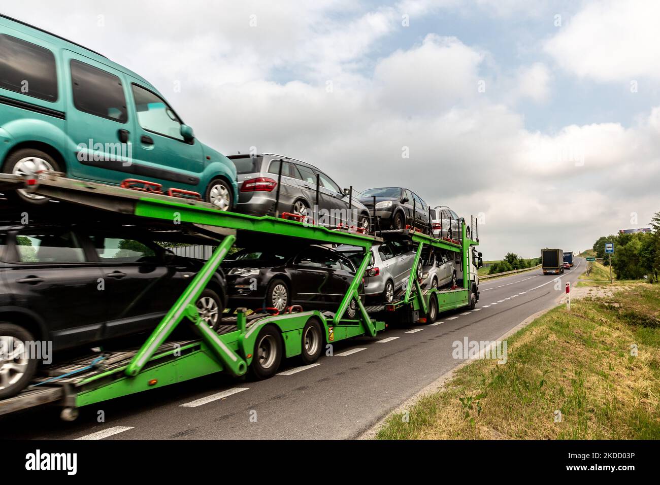 Un camion che trasporta le automobili guida la strada E67 verso la Lituania il 29 giugno 2022 vicino al confine polacco-lituano in Suwalki Gap. Il confine polacco con la Lituania si trova tra l'oblast di Kaliningrad (parte della Russia) e la Bielorussia e si estende per 100 chilometri. L'area si chiama Suwalki Gap ed è l'unico collegamento tra gli Stati baltici e il resto della NATO e dell'Unione europea. Dopo che la Lituania si è rifiutata di trasportare merci sanzionate per ferrovia dalla terraferma russa a Kaliningrad, Vladimir Putin, presidente russo, ha minacciato la Lituania con gravi conseguenze. Sia la NATO che l'Unione europea si preoccupano di questo su Foto Stock