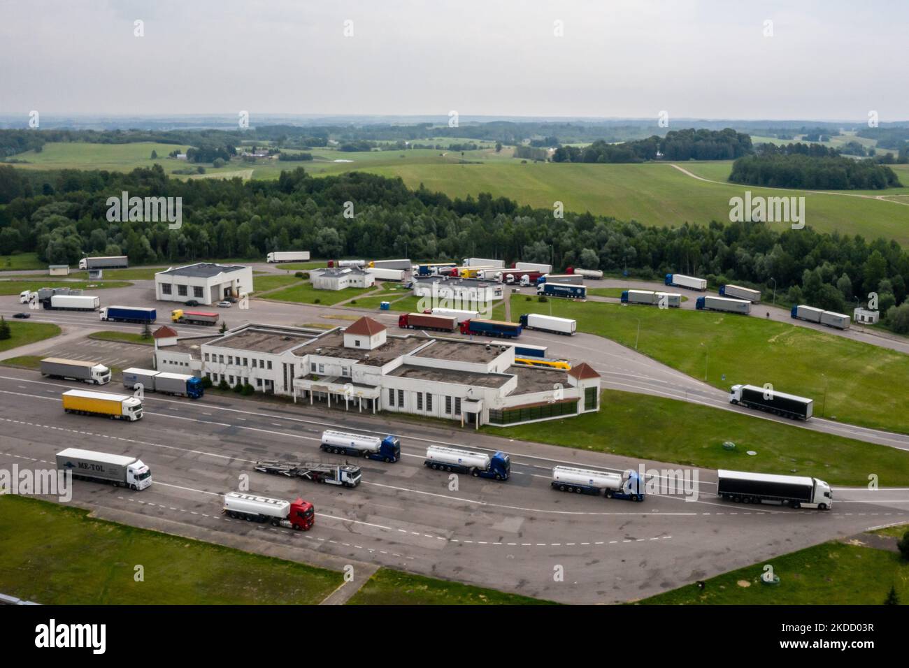 Una vista drone del trafficato confine polacco-lituano sulla strada E67 il 29 giugno 2022. Il confine polacco con la Lituania si trova tra l'oblast di Kaliningrad (parte della Russia) e la Bielorussia e si estende per 100 chilometri. L'area si chiama Suwalki Gap ed è l'unico collegamento tra gli Stati baltici e il resto della NATO e dell'Unione europea. Dopo che la Lituania si è rifiutata di trasportare merci sanzionate per ferrovia dalla terraferma russa a Kaliningrad, Vladimir Putin, presidente russo, ha minacciato la Lituania con gravi conseguenze. Sia la NATO che l’Unione europea temono che Suwalki Gap, un corridoio relativamente stretto W. Foto Stock