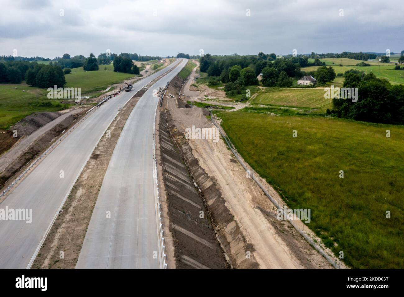 Un cantiere di strada S76 (via Baltica) in Suwalki Gap che conduce alla Lituania è visto il 29 giugno 2022 due chilometri dal confine polacco-lituano sulla strada E67. Il confine polacco con la Lituania si trova tra l'oblast di Kaliningrad (parte della Russia) e la Bielorussia e si estende per 100 chilometri. L'area si chiama Suwalki Gap ed è l'unico collegamento tra gli Stati baltici e il resto della NATO e dell'Unione europea. Dopo che la Lituania si è rifiutata di trasportare merci sanzionate per ferrovia dalla terraferma russa a Kaliningrad, Vladimir Putin, presidente russo, ha minacciato la Lituania di avere gravi conseguenze Foto Stock