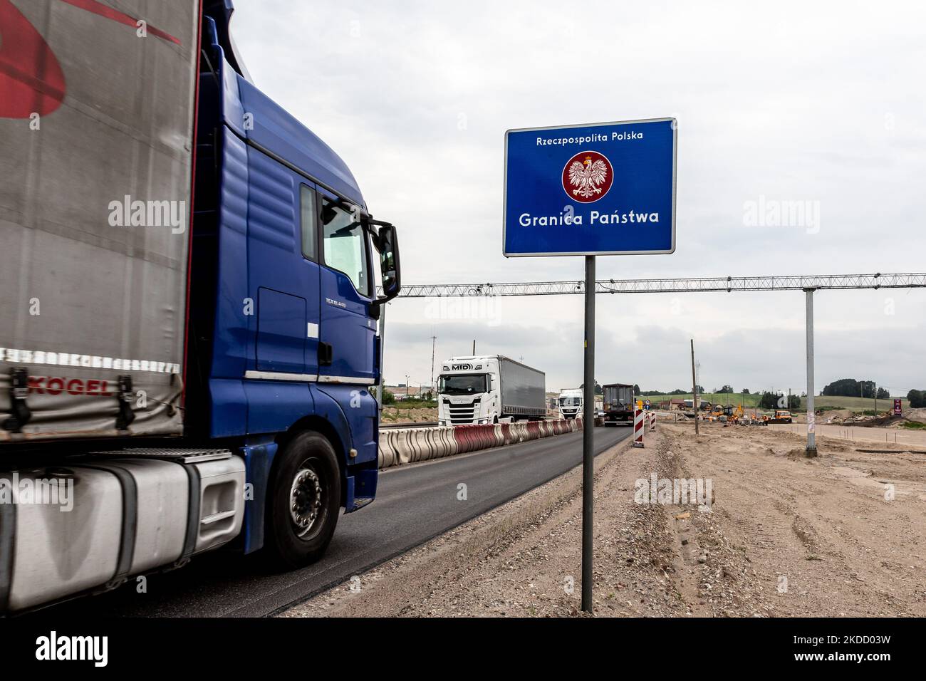 Un camion che trasporta le merci passa il segnale di frontiera polacco per entrare in Polonia il 29 giugno 2022 al confine polacco-lituano sulla trafficata strada E67. Il confine polacco con la Lituania si trova tra l'oblast di Kaliningrad (parte della Russia) e la Bielorussia e si estende per 100 chilometri. L'area si chiama Suwalki Gap ed è l'unico collegamento tra gli Stati baltici e il resto della NATO e dell'Unione europea. Dopo che la Lituania si è rifiutata di trasportare merci sanzionate per ferrovia dalla terraferma russa a Kaliningrad, Vladimir Putin, presidente russo, ha minacciato la Lituania con gravi conseguenze. Sia la NATO che l'Unione europea Foto Stock