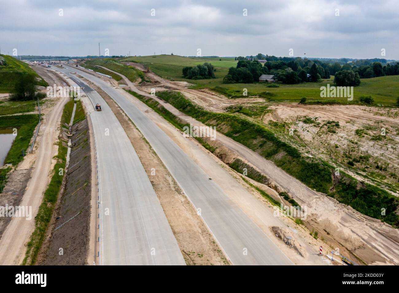 Un cantiere di strada S76 (via Baltica) in Suwalki Gap che conduce alla Lituania è visto il 29 giugno 2022 due chilometri dal confine polacco-lituano sulla strada E67. Il confine polacco con la Lituania si trova tra l'oblast di Kaliningrad (parte della Russia) e la Bielorussia e si estende per 100 chilometri. L'area si chiama Suwalki Gap ed è l'unico collegamento tra gli Stati baltici e il resto della NATO e dell'Unione europea. Dopo che la Lituania si è rifiutata di trasportare merci sanzionate per ferrovia dalla terraferma russa a Kaliningrad, Vladimir Putin, presidente russo, ha minacciato la Lituania di avere gravi conseguenze Foto Stock