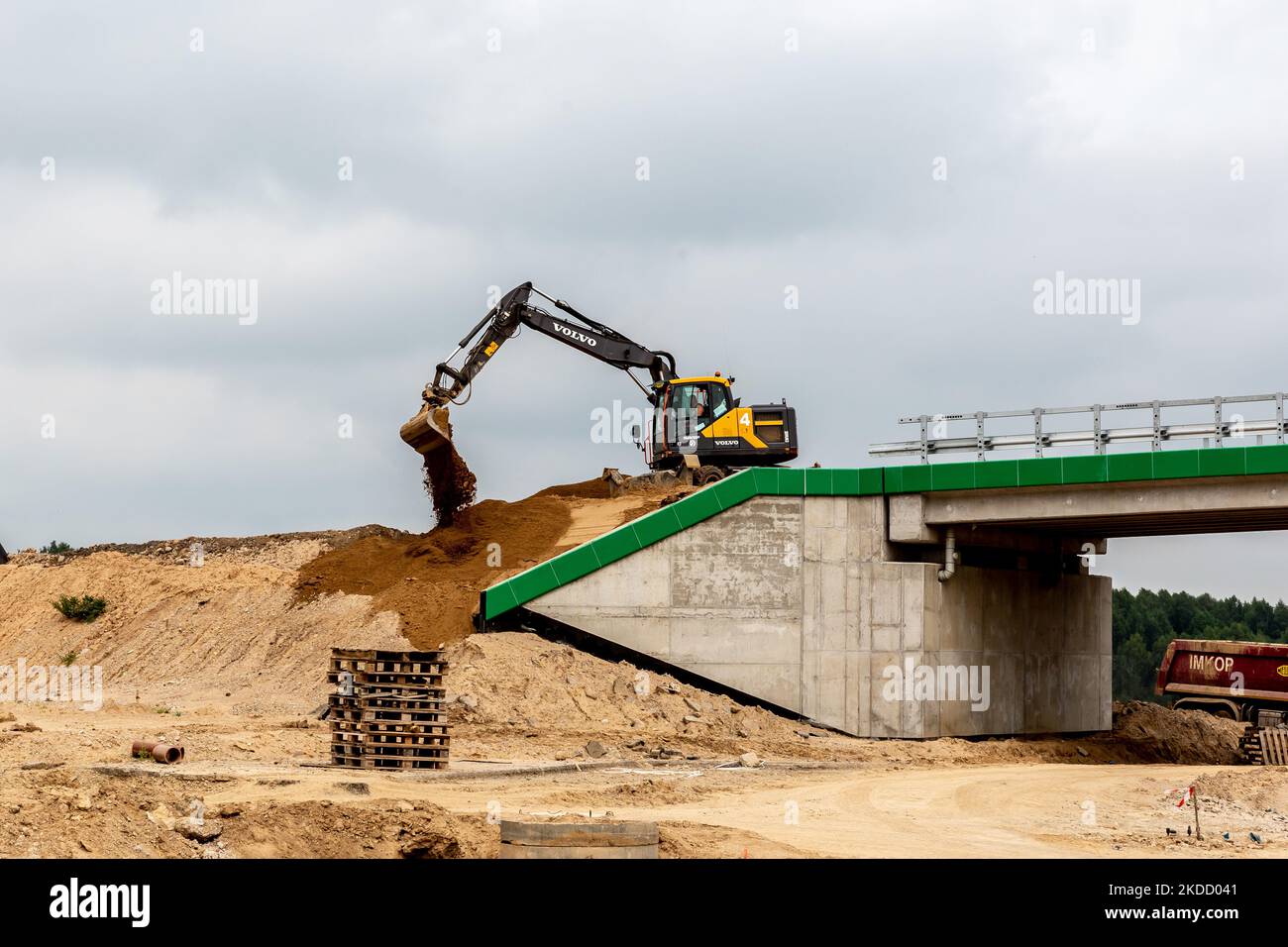 Un cantiere di strada S76 (via Baltica) in Suwalki Gap che conduce alla Lituania è visto il 29 giugno 2022 due chilometri dal confine polacco-lituano sulla strada E67. Il confine polacco con la Lituania si trova tra l'oblast di Kaliningrad (parte della Russia) e la Bielorussia e si estende per 100 chilometri. L'area si chiama Suwalki Gap ed è l'unico collegamento tra gli Stati baltici e il resto della NATO e dell'Unione europea. Dopo che la Lituania si è rifiutata di trasportare merci sanzionate per ferrovia dalla terraferma russa a Kaliningrad, Vladimir Putin, presidente russo, ha minacciato la Lituania di avere gravi conseguenze Foto Stock