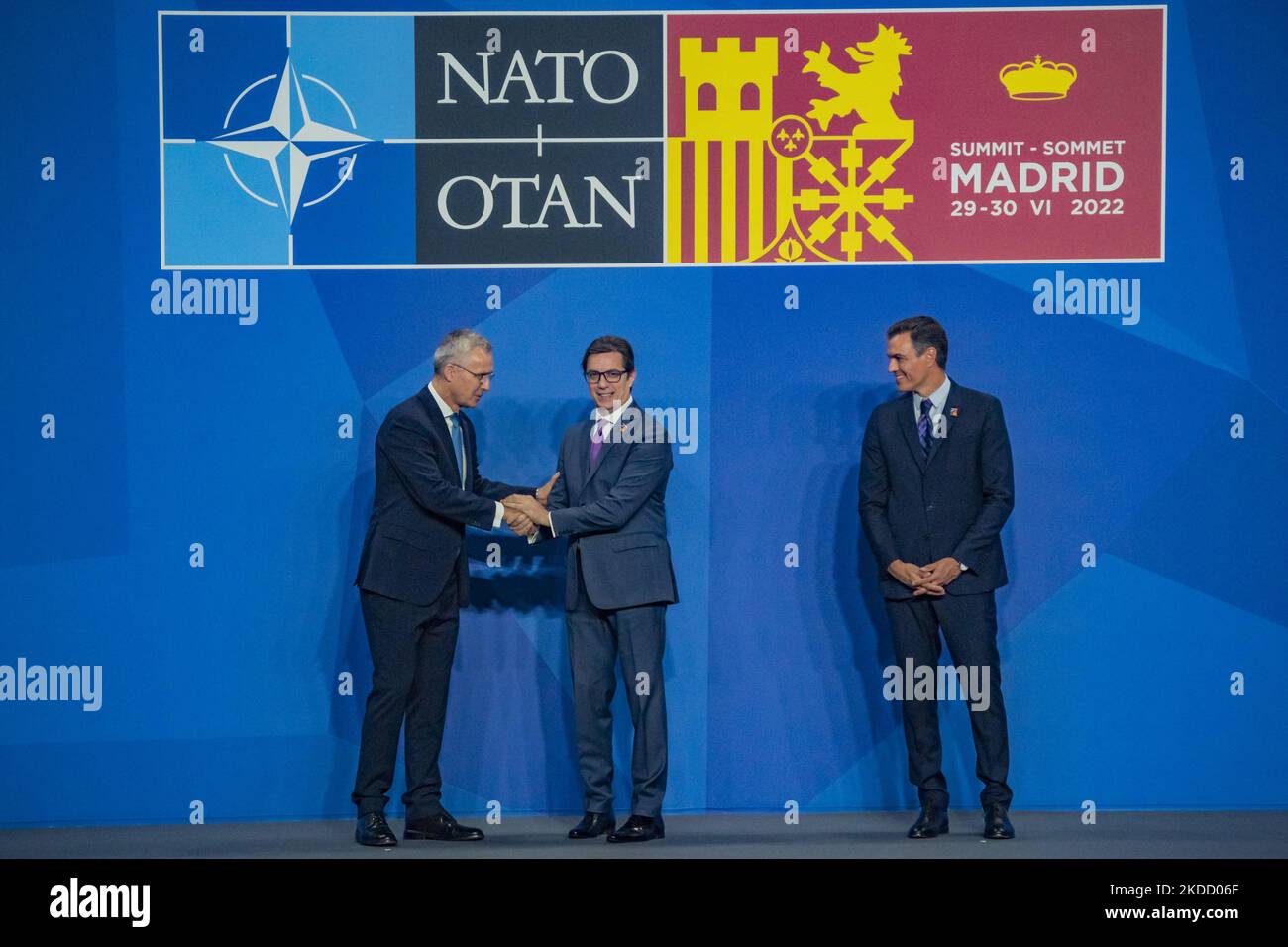 Il Segretario Generale della NATO, Jens Stoltenberg, ha lasciato la città, il Presidente della Macedonia del Nord, Stevo Pendarovski, centro, e il Presidente della Spagna, Pedro Sanchez, a destra, nella cerimonia di apertura del Vertice della NATO a Madrid, Spagna. (Foto di Celestino Arce/NurPhoto) Foto Stock