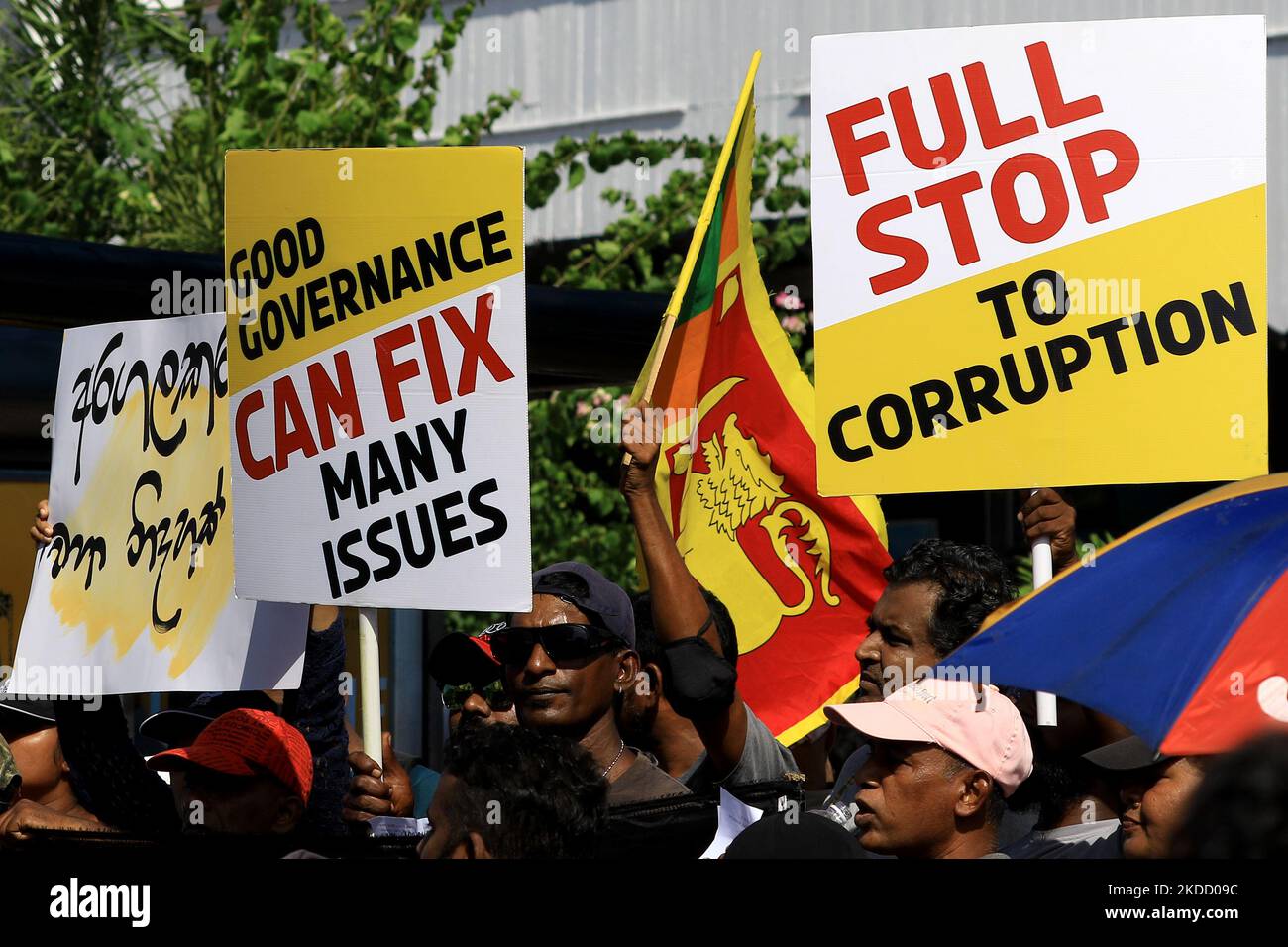 I manifestanti anti anti-governativi dello Sri Lanka grida slogan che chiedono le dimissioni del presidente dello Sri Lanka Gotabaya Rajapaksa a Colombo, Sri Lanka. 29 giugno 2022. (Foto di Tharaka Basnayaka/NurPhoto) Foto Stock