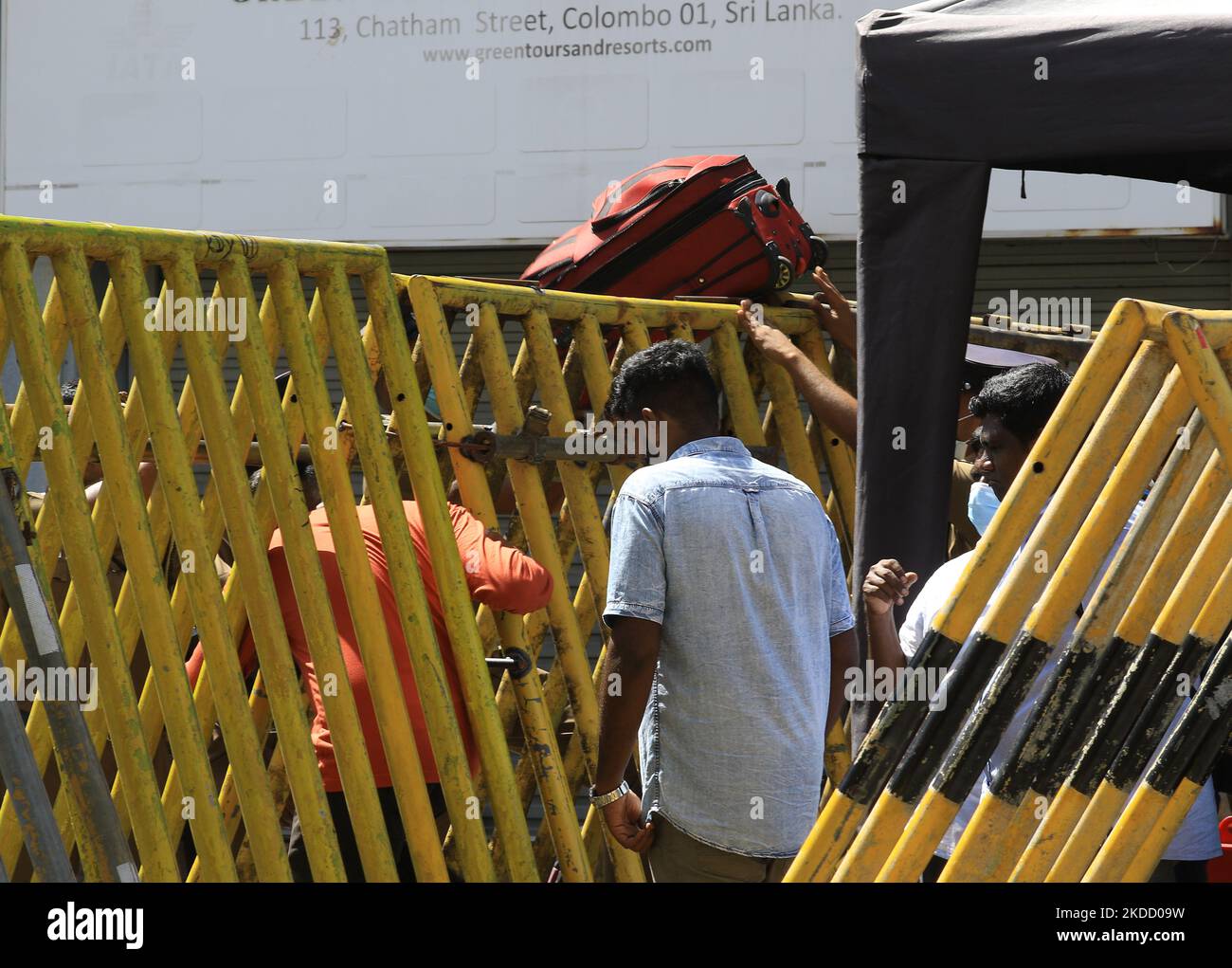 Gli abitanti dello Sri Lanka si spostano attraverso una barricata vicino alla residenza ufficiale del presidente Gotabaya Rajapaksa a Colombo, Sri Lanka. 29 giugno 2022. (Foto di Tharaka Basnayaka/NurPhoto) Foto Stock