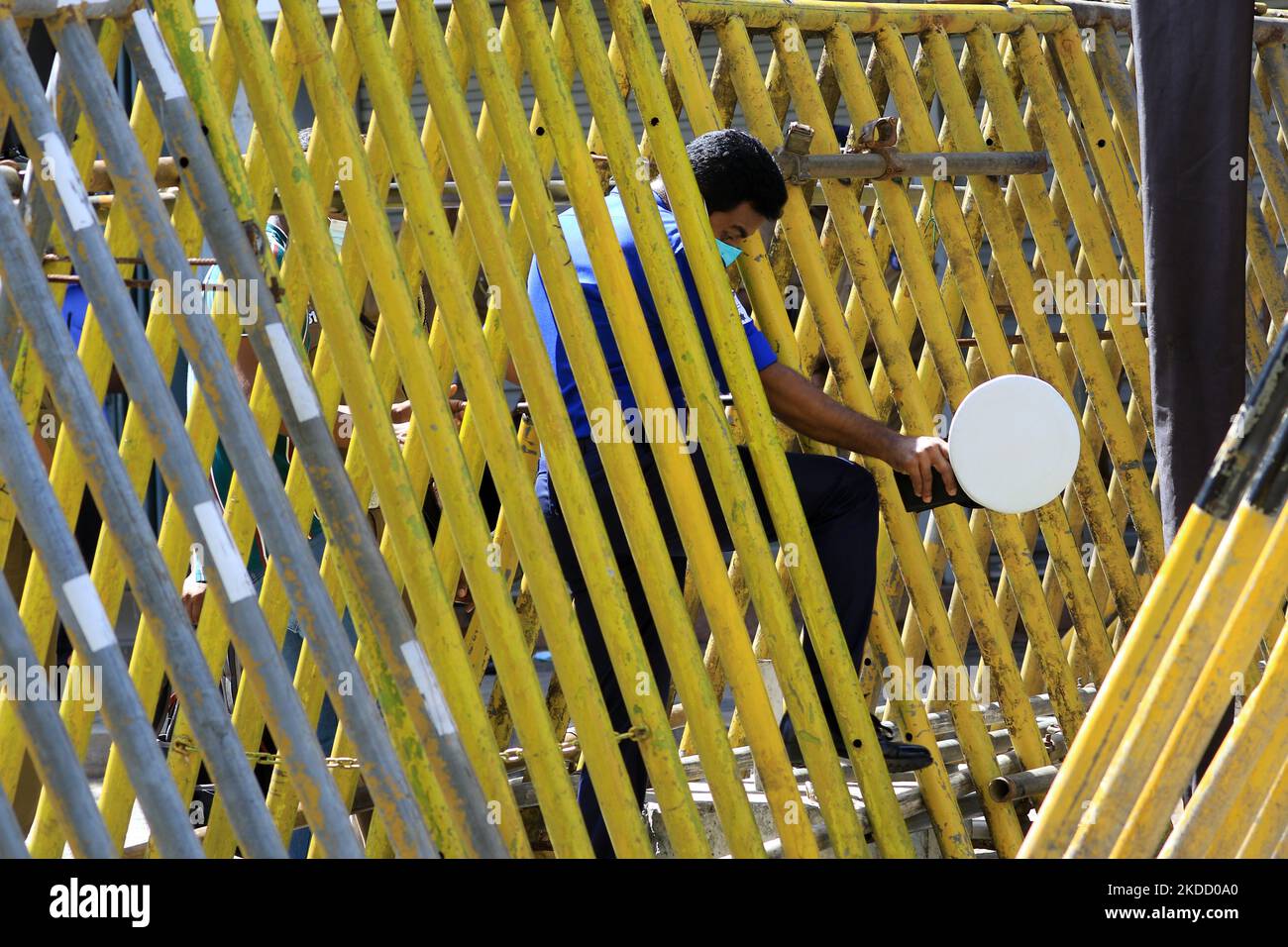 Un soldato dello Sri Lanka attraversa una barricata vicino alla residenza ufficiale del presidente Gotabaya Rajapaksa a Colombo, Sri Lanka. 29 giugno 2022. (Foto di Tharaka Basnayaka/NurPhoto) Foto Stock
