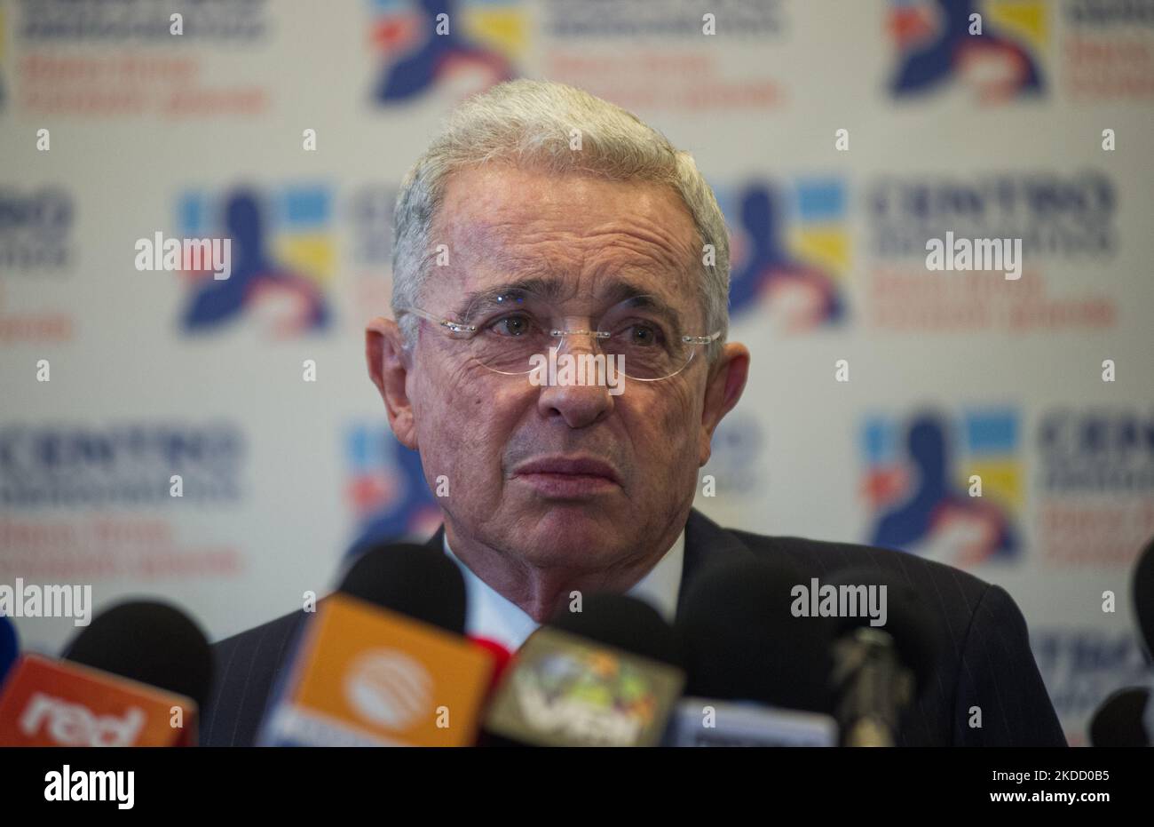 L'ex presidente della Colombia, Alvaro Uribe Velez (2002-2010), interviene durante una conferenza stampa dopo aver incontrato il presidente eletto della Colombia, Gustavo Petro, a Bogotà, in Colombia, il 29 giugno 2022. (Foto di Sebastian Barros/NurPhoto) Foto Stock