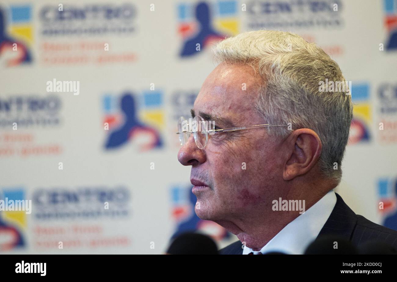 L'ex presidente della Colombia, Alvaro Uribe Velez (2002-2010), interviene durante una conferenza stampa dopo aver incontrato il presidente eletto della Colombia, Gustavo Petro, a Bogotà, in Colombia, il 29 giugno 2022. (Foto di Sebastian Barros/NurPhoto) Foto Stock