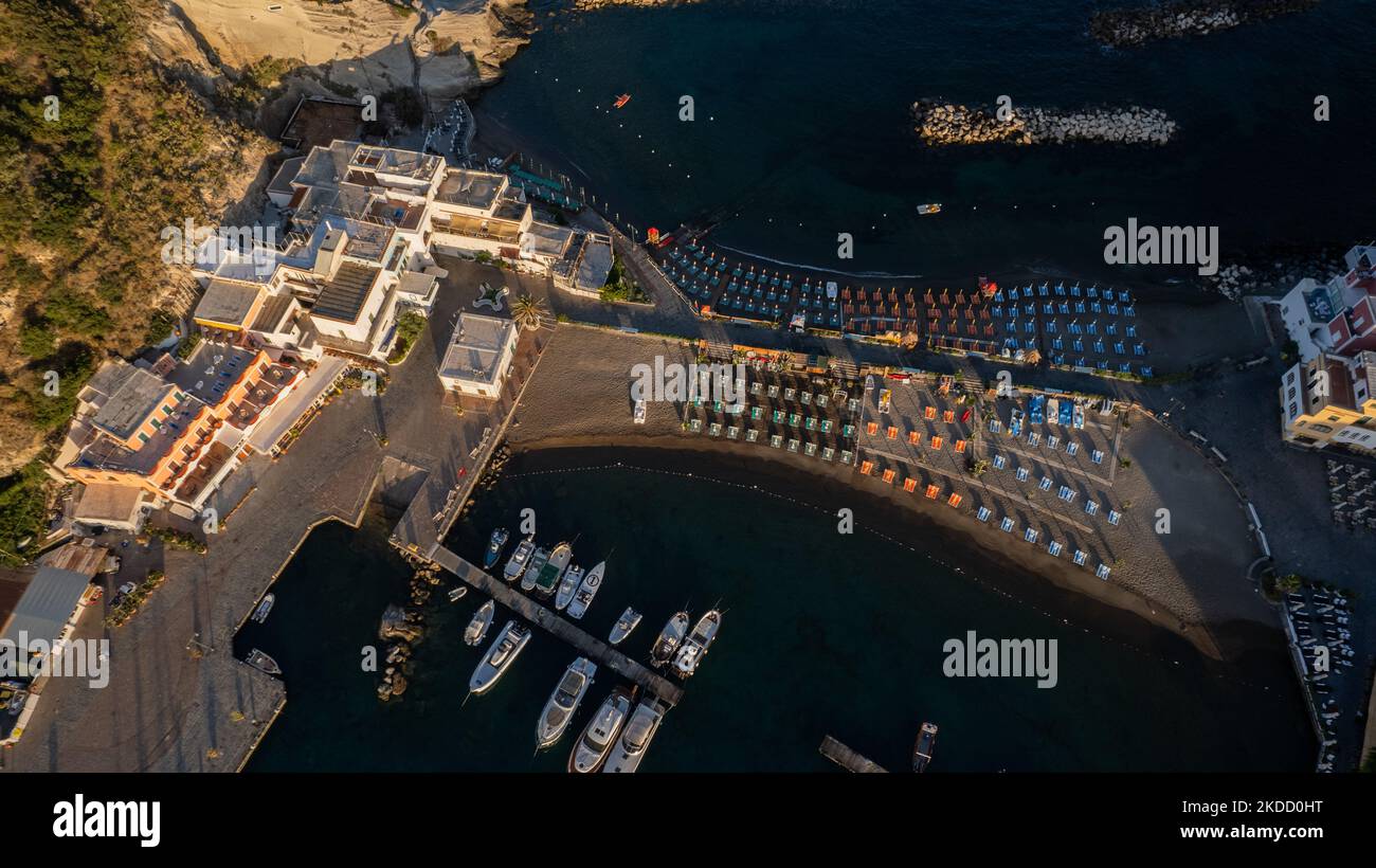 Una vista drone di Ischia Sant'Angelo all'alba, sull'isola di Ischia, Italia, il 30 giugno 2022. (Foto di Manuel Romano/NurPhoto) Foto Stock