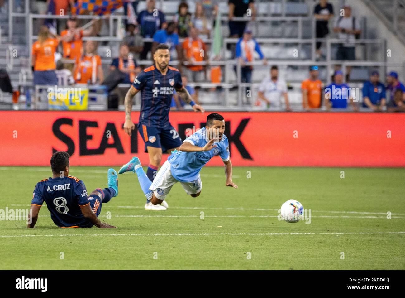 I giocatori sono visti competere per la palla durante una partita di calcio della Major League tra il FC Cincinnati e il New York FC che si è conclusa con un pareggio di 4-4 al TQL Stadium di Cincinnati, Ohio. Mercoledì 29 giugno 2022. (Foto di Jason Whitman/NurPhoto) Foto Stock