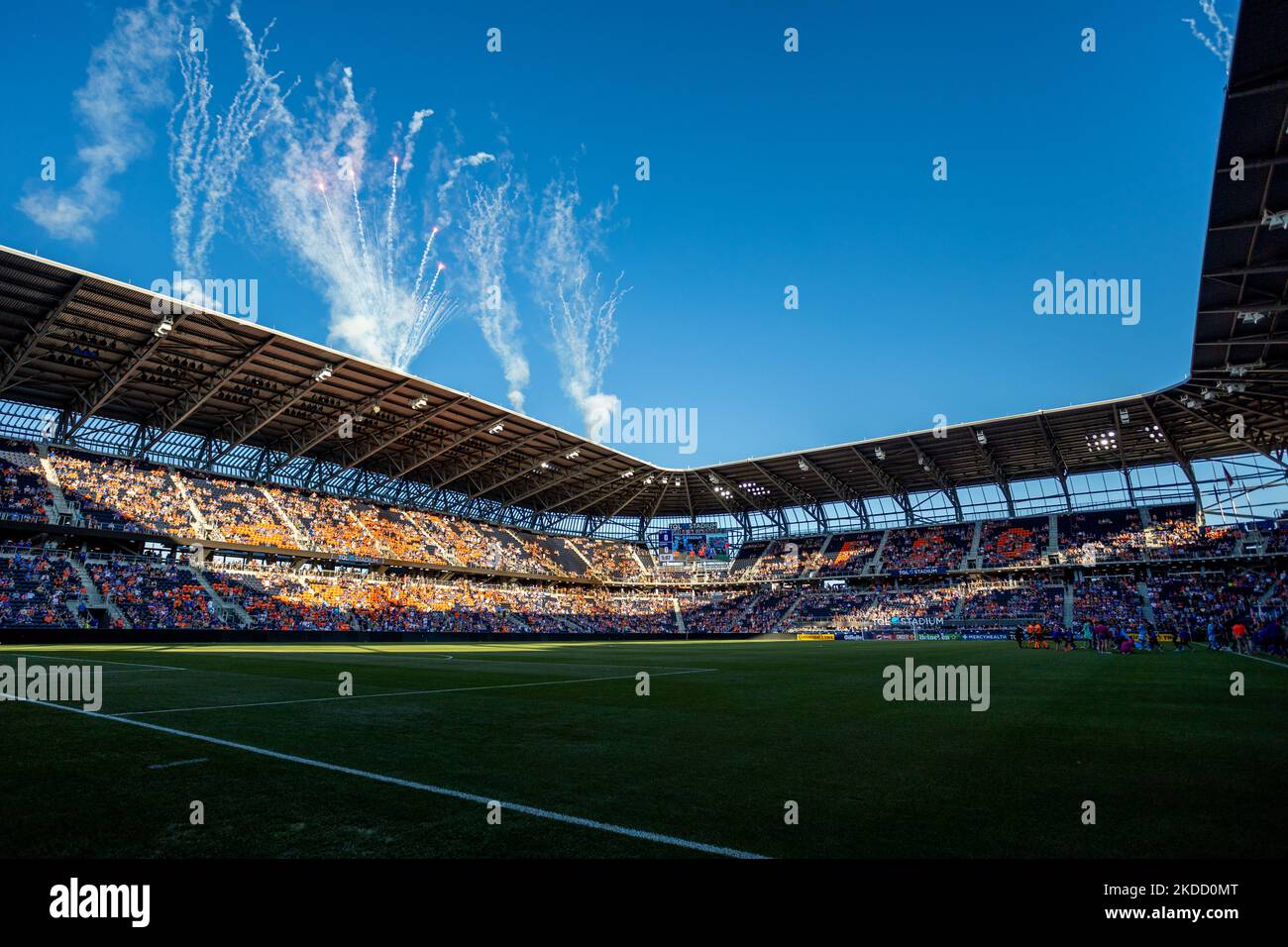 I fuochi d'artificio sono decollato durante una partita di calcio della Major League tra il FC Cincinnati e il New York FC che si è conclusa con un pareggio di 4-4 al TQL Stadium di Cincinnati, Ohio. Mercoledì 29 giugno 2022. (Foto di Jason Whitman/NurPhoto) Foto Stock