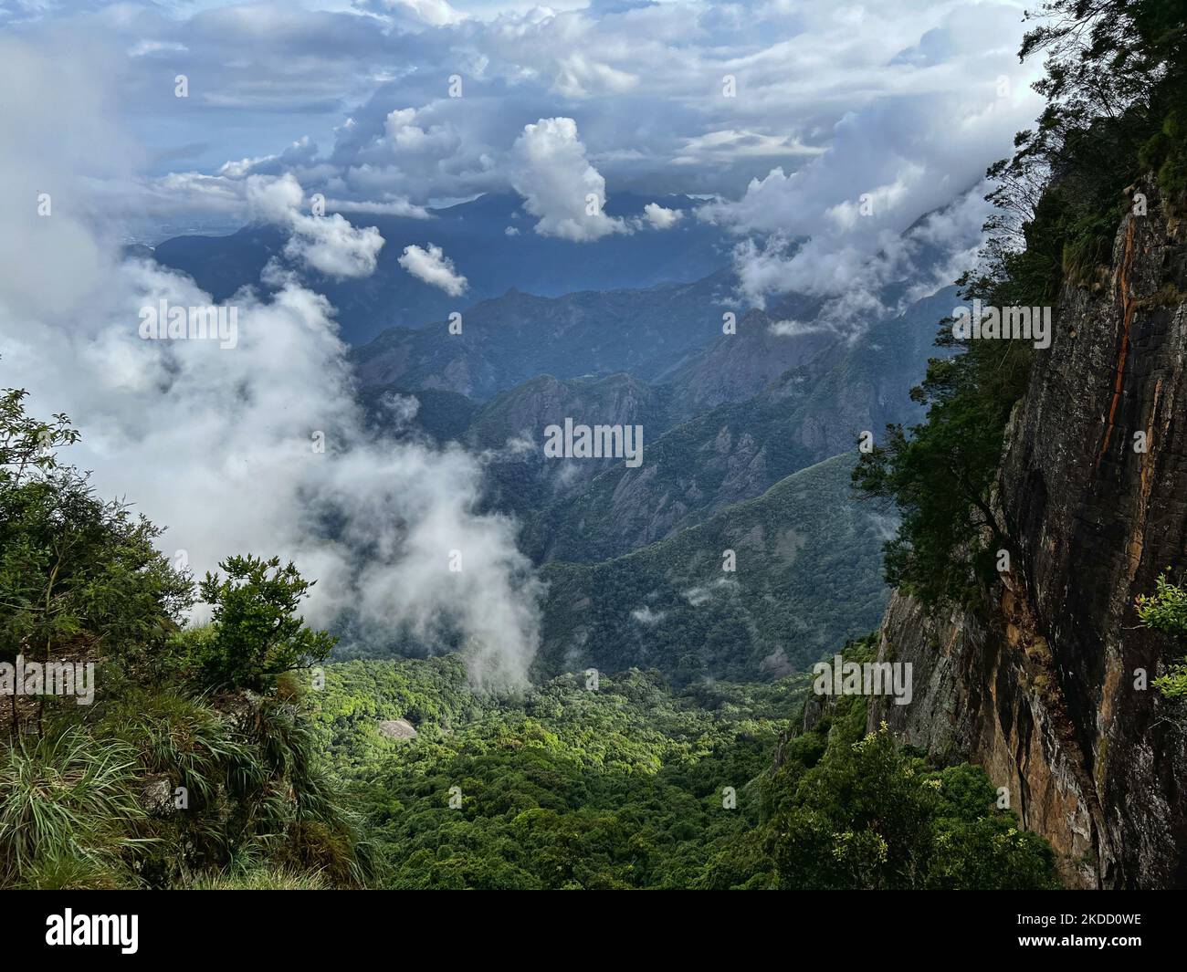 Magnifica vista del paesaggio montano vicino alle Guna Caves (Devils Kitchen) a Kodaikanal, Tamil Nadu, India, il 16 maggio 2022. Guna Caves è una serie di grotte e caverne, nonché un luogo turistico famoso per le sue rocce tipo 3 pilastri. Devils Kitchen è il nome originale di questo luogo, ma dopo il film Blockbuster Kamal Hassan intitolato Guna (che è stato girato in queste grotte), sono ora conosciuti come Guna Caves dai turisti indiani. 13 persone sono morte mentre cercavano di entrare nelle Grotte. (Foto di Creative Touch Imaging Ltd./NurPhoto) Foto Stock