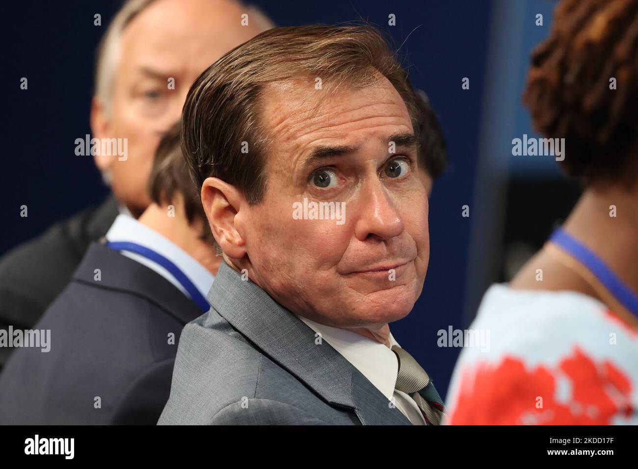 John Kirby prima della conferenza stampa del presidente degli Stati Uniti Joe Biden, l'ultimo giorno del vertice della NATO a Madrid, Spagna, il 30 giugno 2022. (Foto di Jakub Porzycki/NurPhoto) Foto Stock