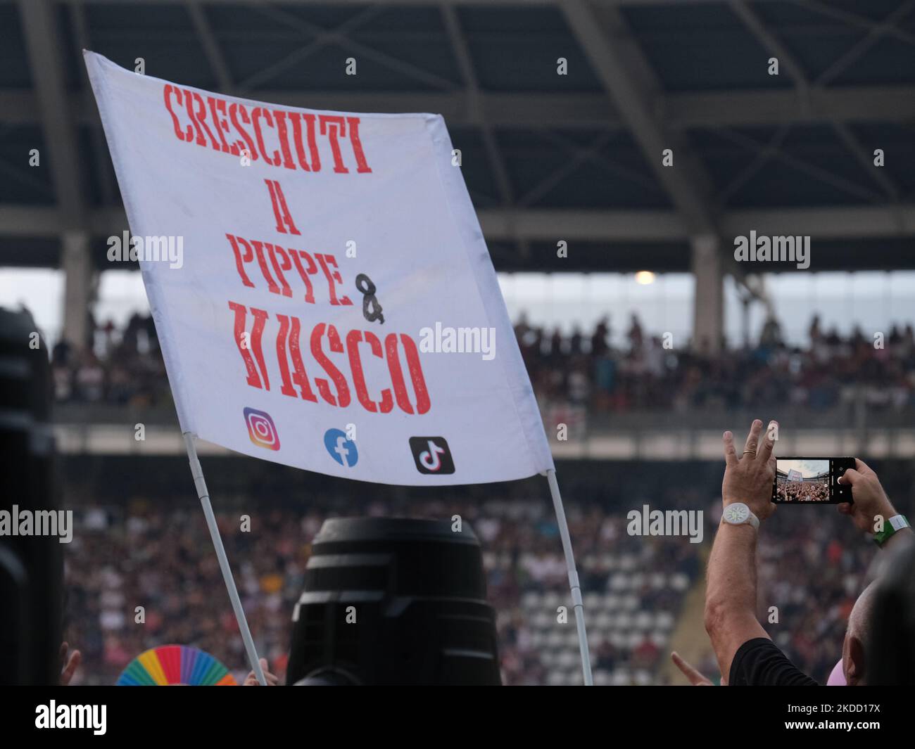 Vasco Rossi si esibisce in diretta a Torino il 30 giugno 2022. (Foto di Loris Roselli/NurPhoto) Foto Stock