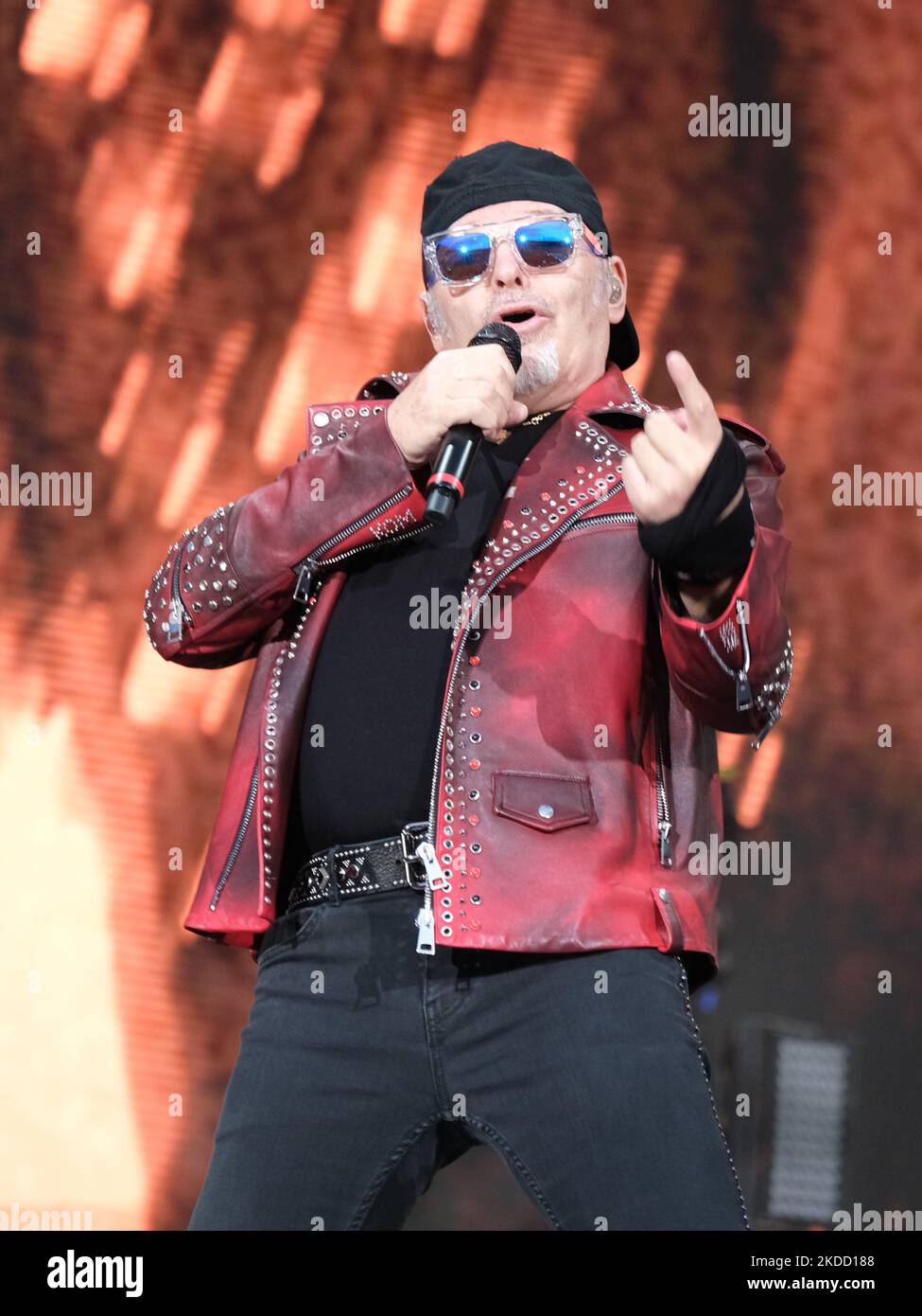 Vasco Rossi si esibisce in diretta a Torino il 30 giugno 2022. (Foto di Loris Roselli/NurPhoto) Foto Stock