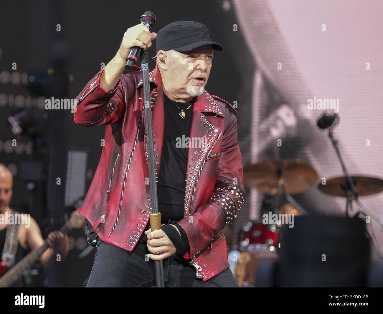Vasco Rossi si esibisce in diretta a Torino il 30 giugno 2022. (Foto di Loris Roselli/NurPhoto) Foto Stock