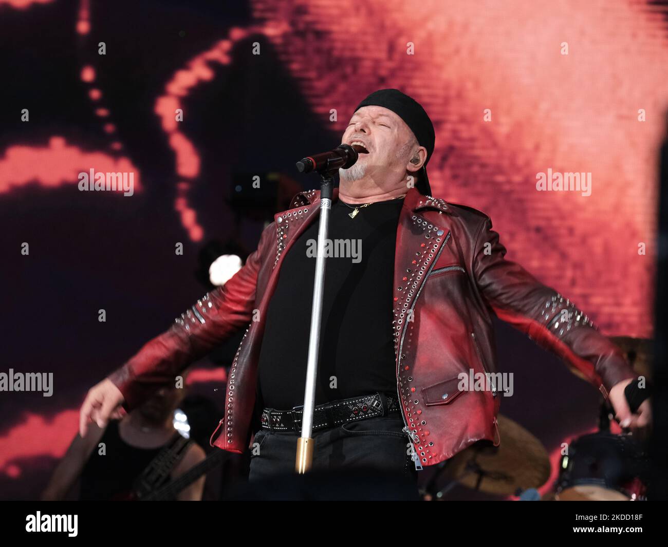 Vasco Rossi si esibisce in diretta a Torino il 30 giugno 2022. (Foto di Loris Roselli/NurPhoto) Foto Stock