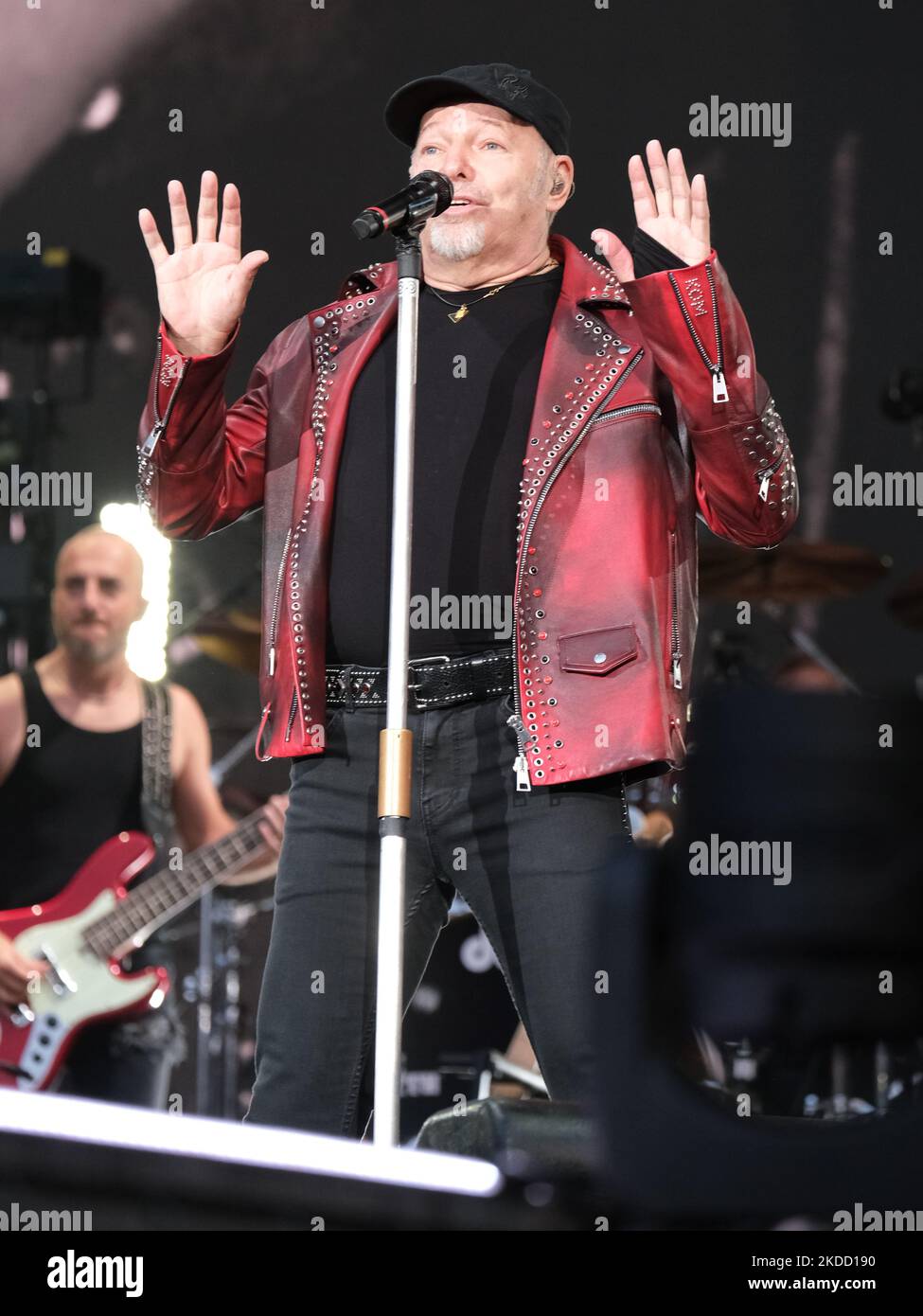 Vasco Rossi si esibisce in diretta a Torino il 30 giugno 2022. (Foto di Loris Roselli/NurPhoto) Foto Stock