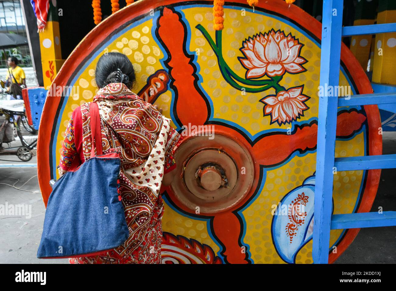 Un devoto prega al volante di un carro davanti a Rathyatra a Kolkata , India , il 1 luglio 2022 . La comunità ISCKON di Kolkata si prepara a celebrare il suo 51st Rathayatra . Rathayatra è un festival indù di carri che celebra la visita annuale del Signore Jagannath al tempio di Gundicha a Puri , Odisha. (Foto di Debarchan Chatterjee/NurPhoto) Foto Stock