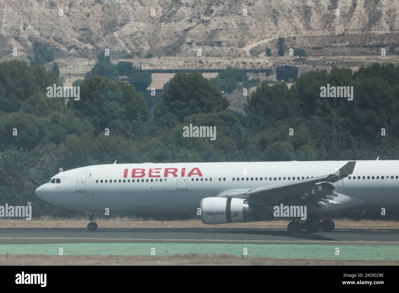 L'aereo delle compagnie aeree Iberia è visto all'aeroporto Barajas di Madrid il 1 luglio 2022. (Foto di Jakub Porzycki/NurPhoto) Foto Stock