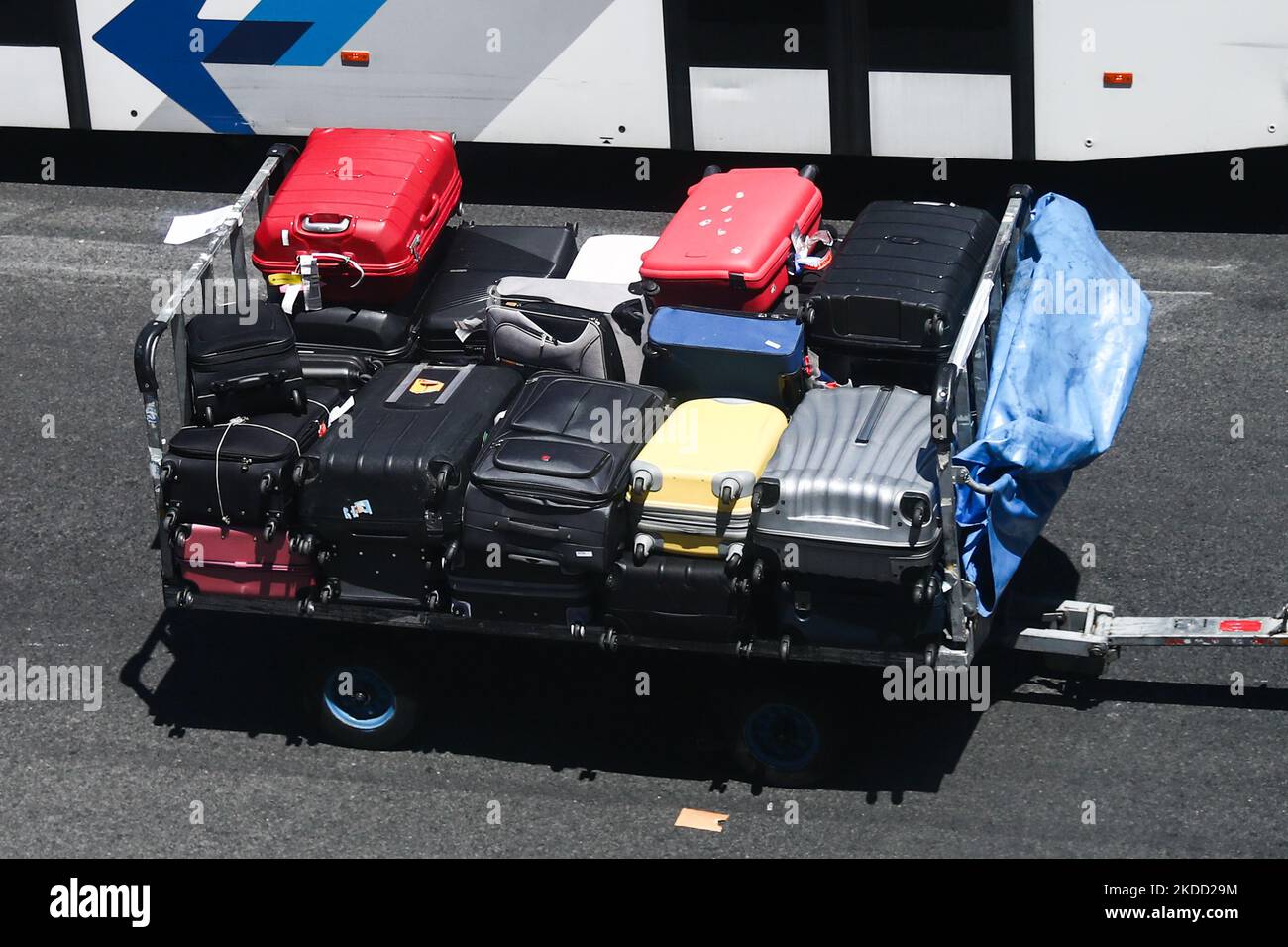I bagagli trasportati da un veicolo aeroportuale vengono visti all'Aeroporto Barajas di Madrid il 1 luglio 2022. (Foto di Jakub Porzycki/NurPhoto) Foto Stock