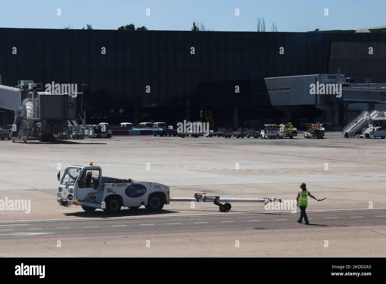 Il personale di terra e un veicolo aeroportuale vengono visti all'aeroporto Barajas di Madrid il 1 luglio 2022. (Foto di Jakub Porzycki/NurPhoto) Foto Stock