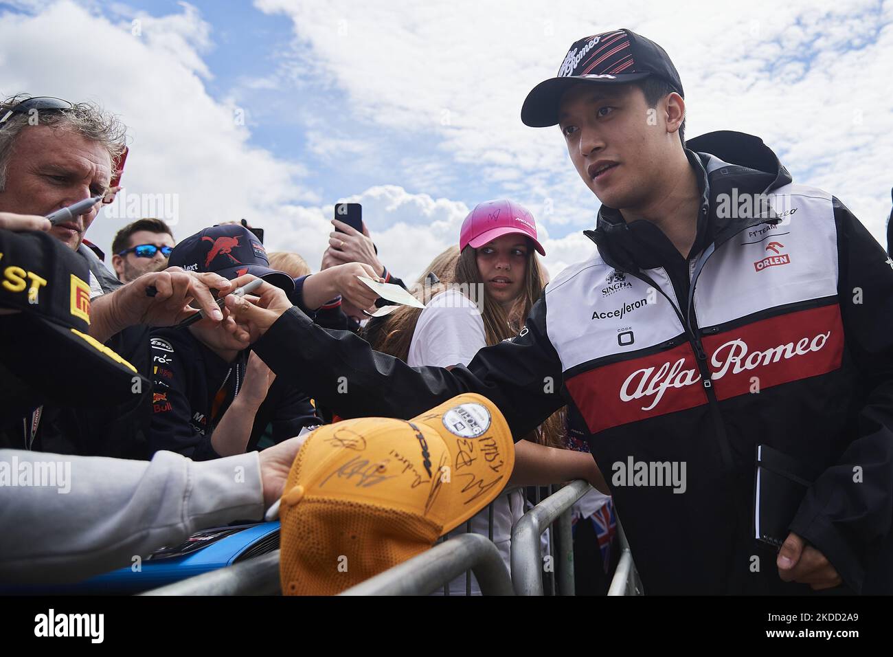 Zhou Guanyu della Cina e Alfa Romeo durante le prove in vista del Gran Premio di Gran Bretagna F1 a Silverstone il 1 luglio 2022 a Northampton, Regno Unito. (Foto di Jose Breton/Pics Action/NurPhoto) Foto Stock