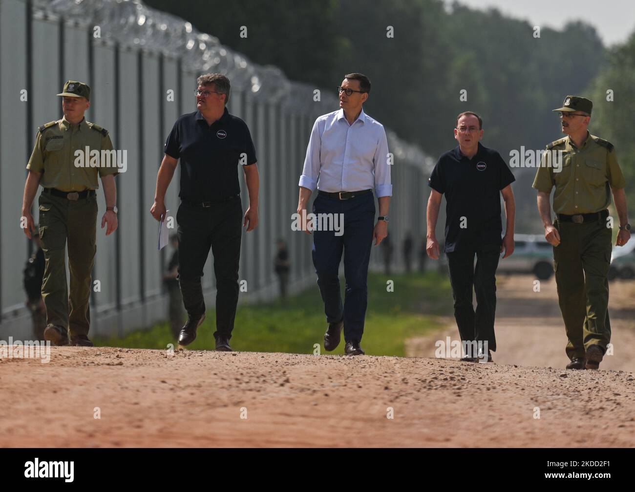 (L-R) il generale Brigadiere Grzegorz Niemiec, vice capo comandante della Guardia di frontiera, Maciej Wasik, segretario di Stato al ministero degli Affari interni e dell'amministrazione, Mateusz Morawiecki, primo ministro della Polonia, Mariusz Kami?ski, ministro degli interni e dell'amministrazione e il generale maggiore Tomasz Praga, capo comandante della Guardia di frontiera, Camminando vicino alla nuova recinzione sul confine polacco-bielorusso vicino al villaggio di Nowdziel. Il primo ministro Mateusz Morawiecki (Center) è apparso al confine polacco-bielorusso, al muro di confine, che il governo polacco ha definito una "barriera fisica". Foto Stock