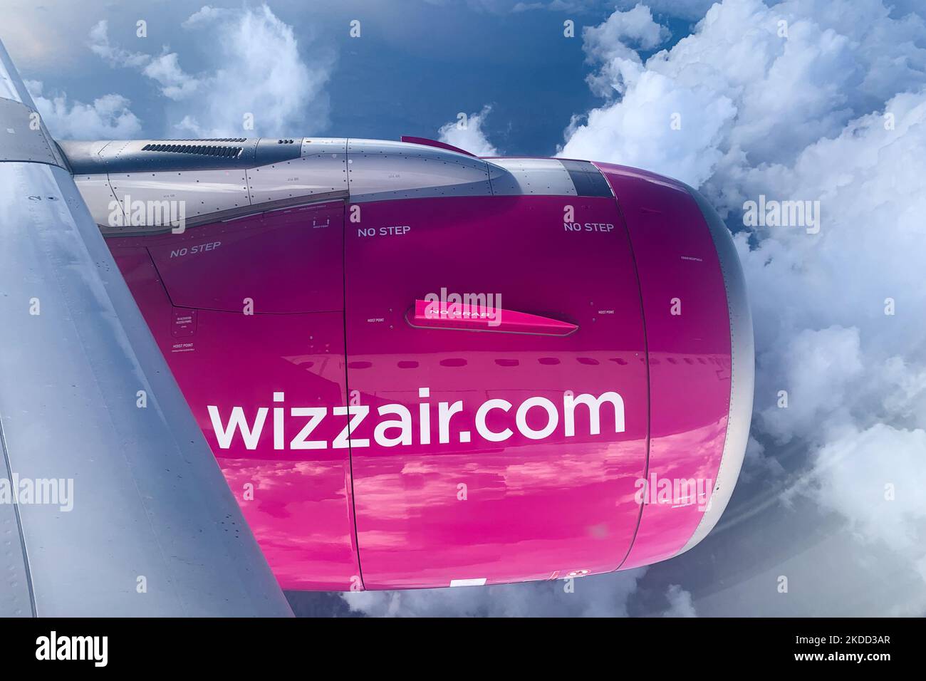Un motore dell'aereo Wizz Air viene visto durante il volo per Varsavia, Polonia, il 1 luglio 2022. (Foto di Jakub Porzycki/NurPhoto) Foto Stock