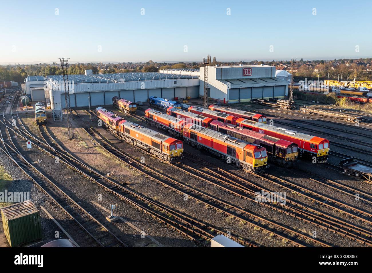 TOTON, NOTTINGHAM, REGNO UNITO - 4 NOVEMBRE 2022. Una veduta aerea del Toton TMD di DB Schenker con locomotiva ferroviaria e vagoni pronti per la riparazione e il rifornimento Foto Stock