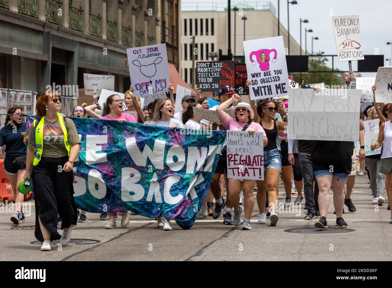 I sostenitori dei diritti all’aborto si riuniscono e marciano al di fuori del tribunale della contea di Hamilton dopo che la Corte Suprema ha rovesciato Roe contro Wade la scorsa settimana, ponendo fine al diritto costituzionale di una donna all’aborto che è stato precedente e legge da quasi 50 anni. Sabato 2 luglio 2022 a Cincinnati, Ohio, STATI UNITI. (Foto di Jason Whitman/NurPhoto) Foto Stock