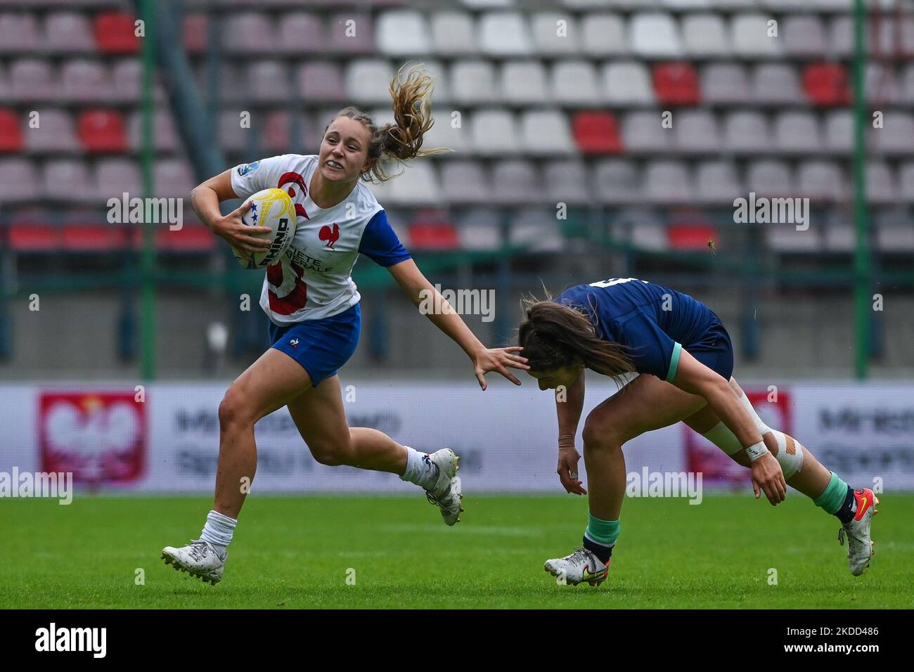Lili DEZOU (L) di Francia sfidato da Helen NELSON di Scozia durante Francia Donna 7s vs Scozia Donna 7s, un Pool B qualication match della seconda tappa del Rugby Europa Sevens Championship Series 2022 a Cracovia. Sabato 02 luglio 2022, allo stadio municipale di Henryk Reyman, Cracovia, Malopolskie Voivodato, Polonia. (Foto di Artur Widak/NurPhoto) Foto Stock