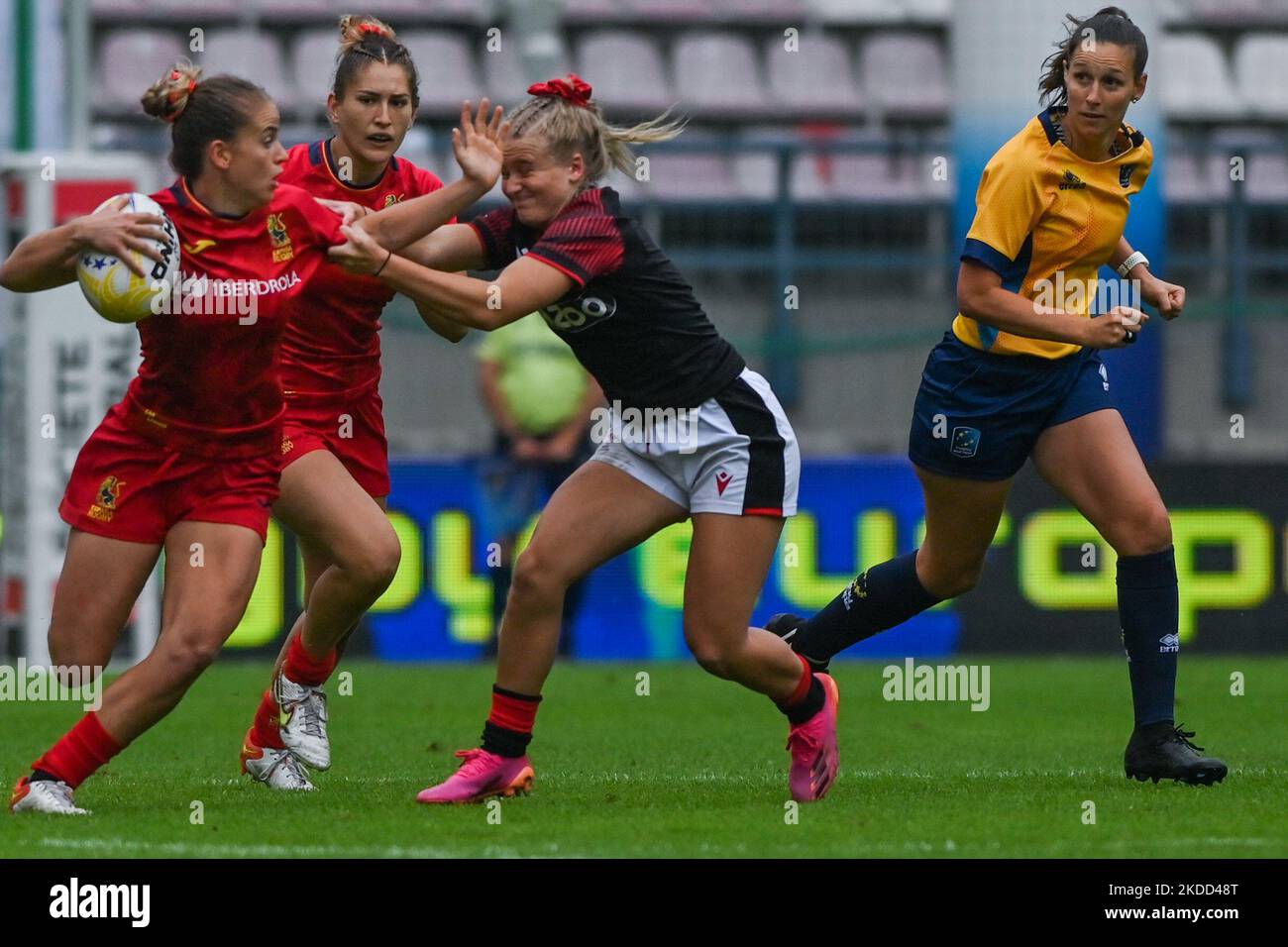 Amalia ARGUDO (sinistra) di Spagna in azione sfidata dal SINGLETON Seren del Galles durante Spagna Donna 7s vs Galles Donna 7s, un Pool B qualication match della seconda tappa del Rugby Europa Sevens Championship Series 2022 a Cracovia. Sabato 02 luglio 2022, allo stadio municipale di Henryk Reyman, Cracovia, Malopolskie Voivodato, Polonia. (Foto di Artur Widak/NurPhoto) Foto Stock