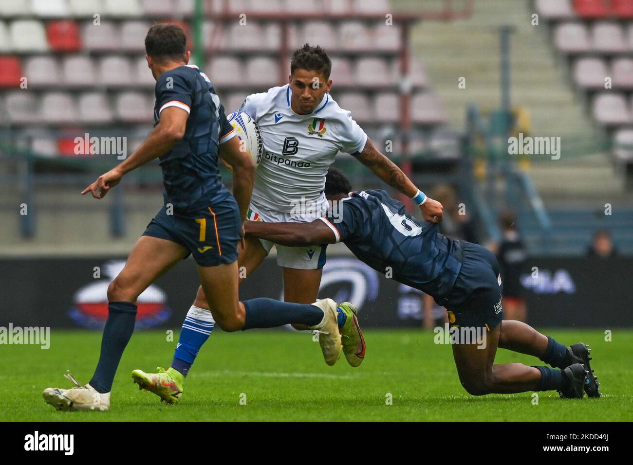 Giovanni MONTEMAURI (C) d'Italia sfidato da giocatori spagnoli durante la Spagna uomini 7s vs Italia uomini 7s, una partita di qualifica Pool B della seconda tappa della Rugby Europe Sevens Championship Series 2022 a Cracovia. Sabato 02 luglio 2022, allo stadio municipale di Henryk Reyman, Cracovia, Malopolskie Voivodato, Polonia. (Foto di Artur Widak/NurPhoto) Foto Stock