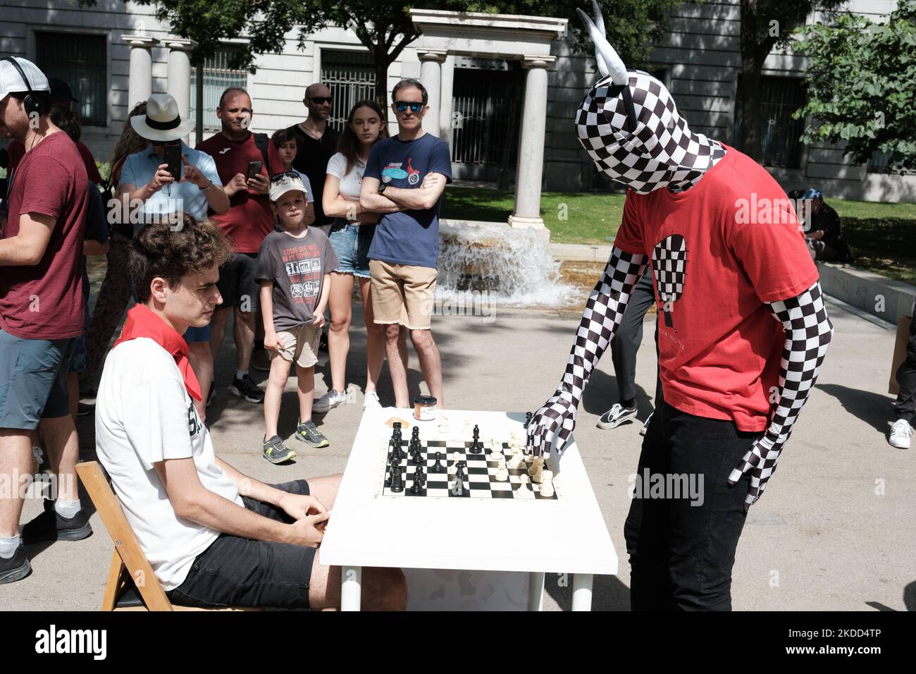 I membri del pubblico staranno alle loro scacchiere mentre aspettano che il giocatore di scacchi visiti ogni tavolo durante le partite di scacchi multiple a Madrid, Spagna, il 3 luglio 2022. Sei giocatori di scacchi hanno partecipato a 60 partite di scacchi giocate contemporaneamente contro membri del pubblico nel Paseo de Recoletos (Foto di Oscar Gonzalez/NurPhoto) Foto Stock